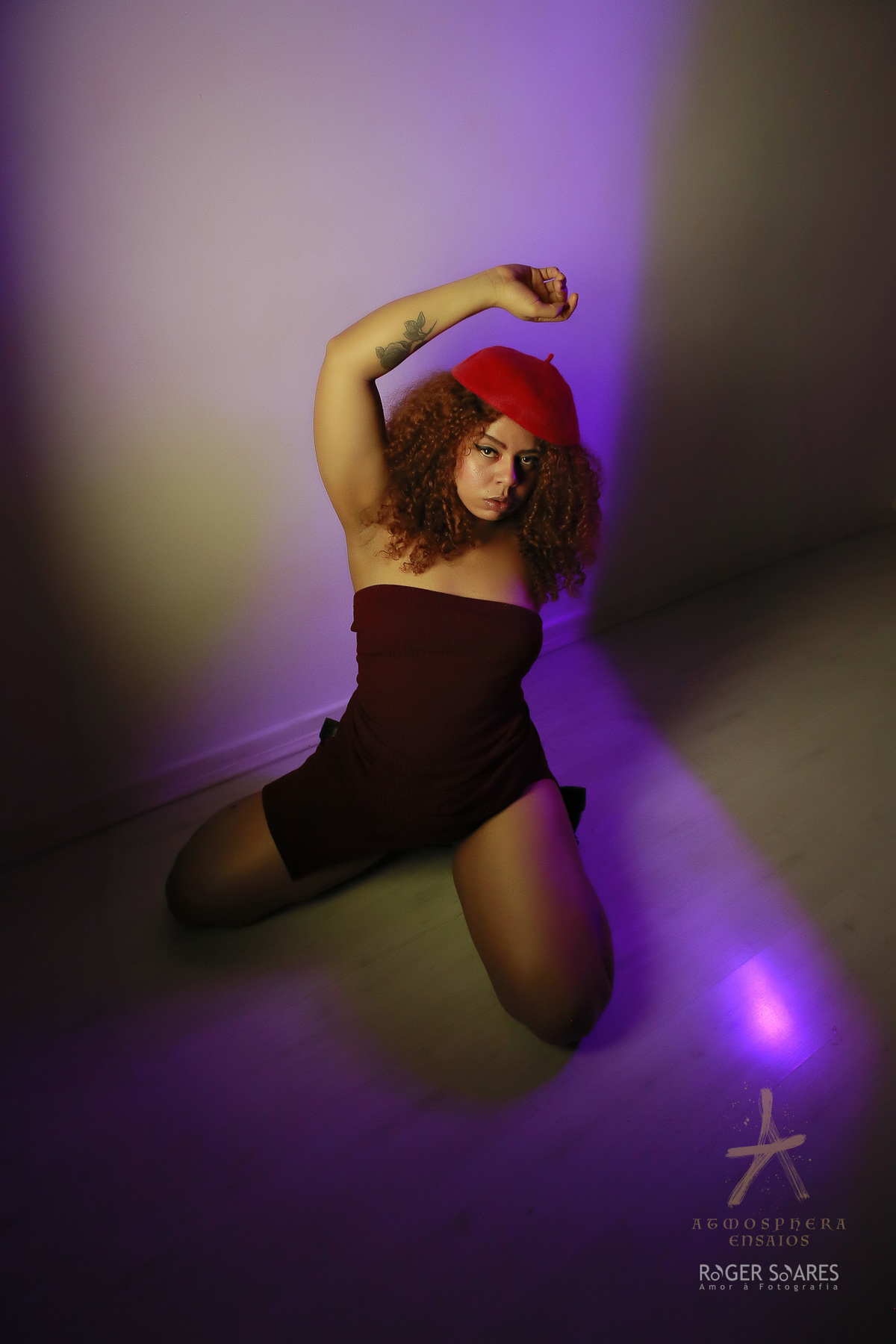 Colors and Light Sensualidade Mulher Preta Negra Cabelo Cachos Crespos Black Power Ondulados Lábios volumosos grossos pernas bumbum seios Sensualidade Sexy Ensaio Book Feminino Sensual Casual Estúdio Iluminação Cores Nu artistico tubinho vestido curto