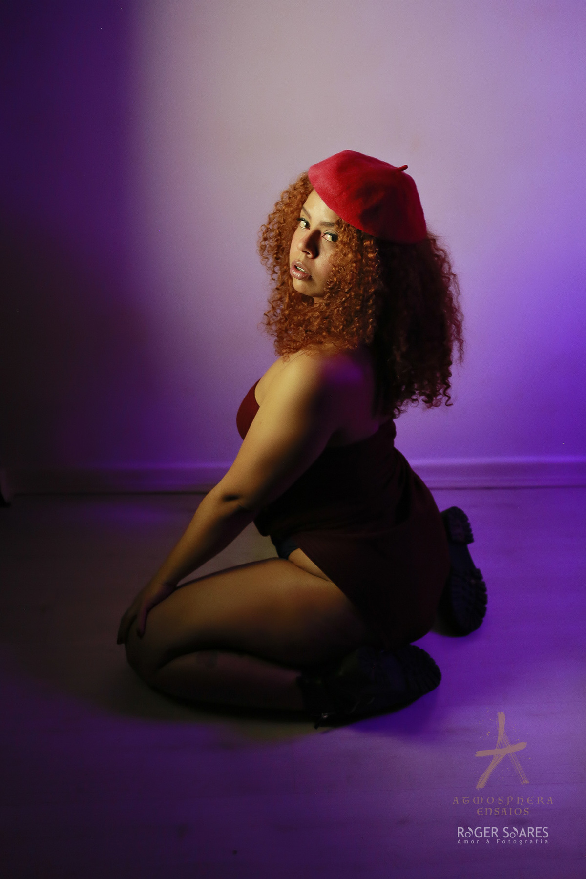 Colors and Light Sensualidade Mulher Preta Negra Cabelo Cachos Crespos Black Power Ondulados Lábios volumosos grossos pernas bumbum seios Sensualidade Sexy Ensaio Book Feminino Sensual Casual Estúdio Iluminação Cores Nu artistico tubinho vestido curto