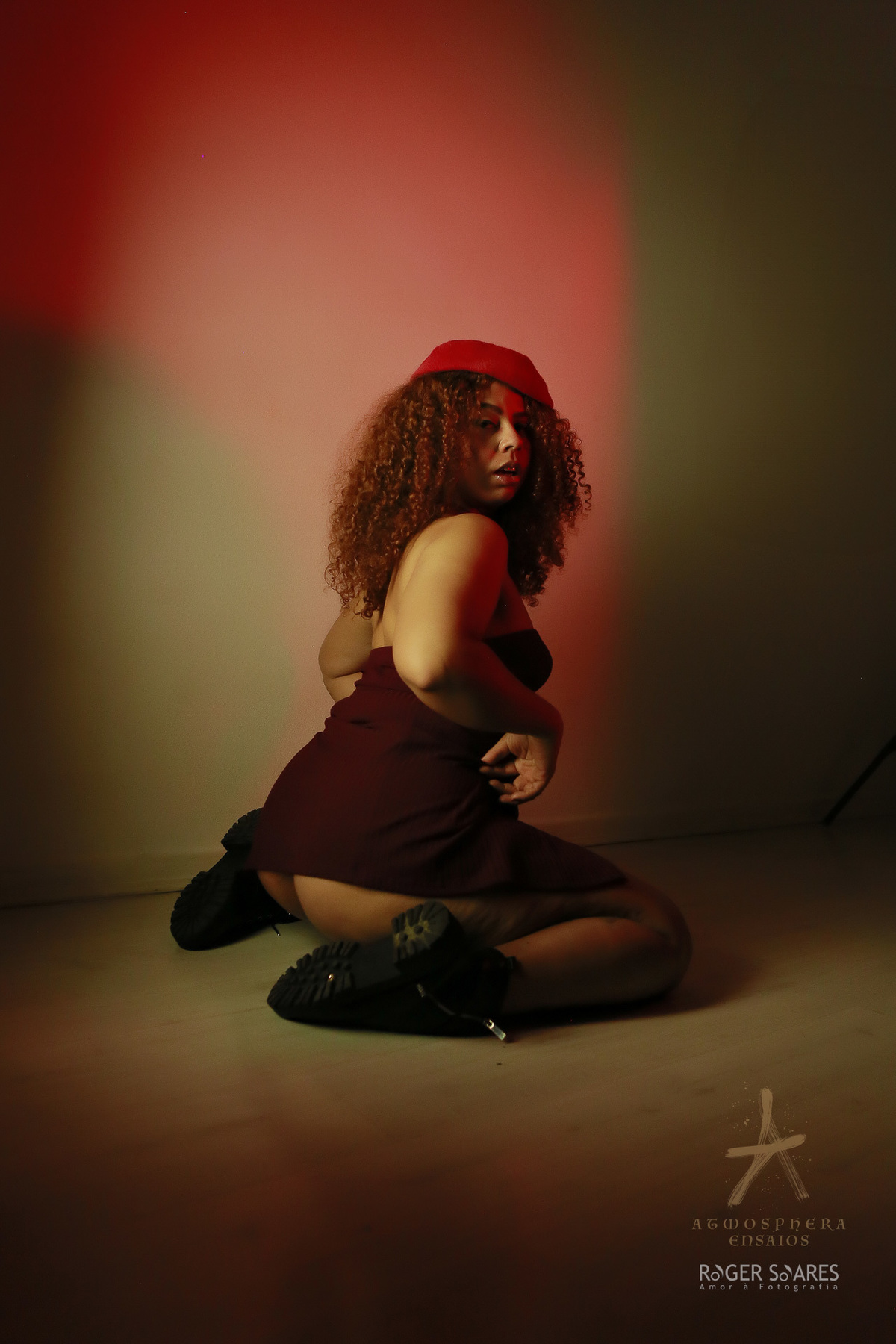 Colors and Light Sensualidade Mulher Preta Negra Cabelo Cachos Crespos Black Power Ondulados Lábios volumosos grossos pernas bumbum seios Sensualidade Sexy Ensaio Book Feminino Sensual Casual Estúdio Iluminação Cores Nu artistico tubinho vestido curto