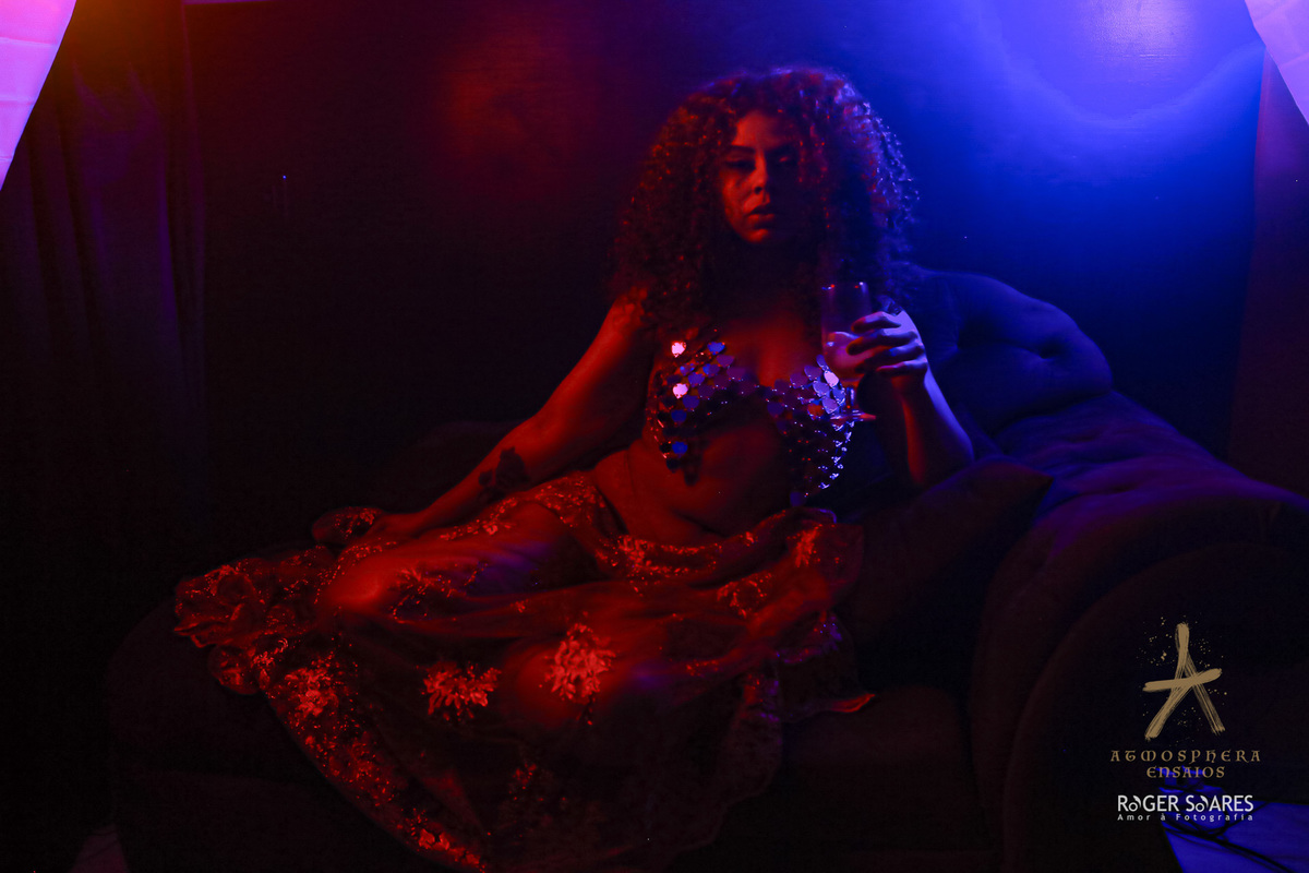 Colors and Light Sensualidade Mulher Preta Negra Cabelo Cachos Crespos Black Power Ondulados Lábios volumosos grossos pernas bumbum seios Sensualidade Sexy Ensaio Book Feminino Sensual Casual Estúdio Iluminação Cores Nu artistico veu vermelho pomba gira