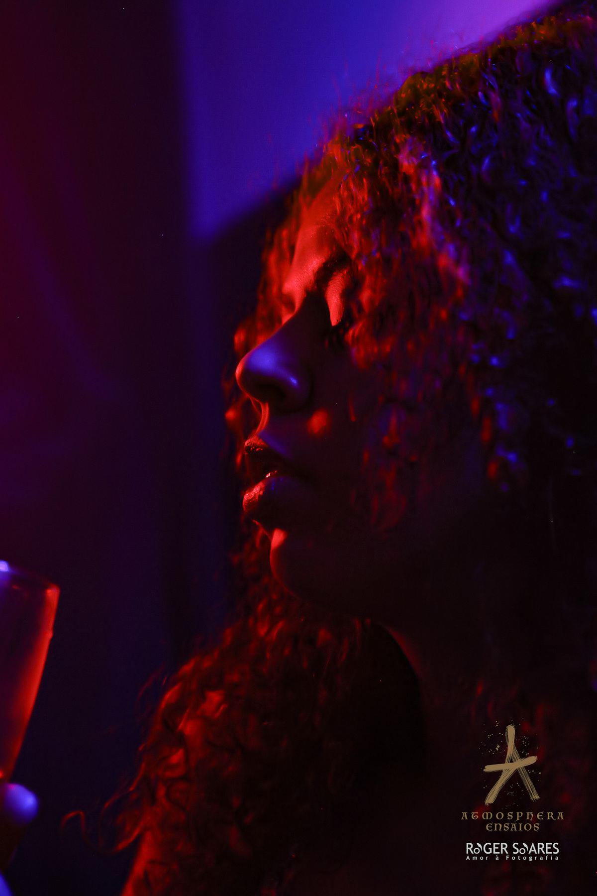 Colors and Light Sensualidade Mulher Preta Negra Cabelo Cachos Crespos Black Power Ondulados Lábios volumosos grossos pernas bumbum seios Sensualidade Sexy Ensaio Book Feminino Sensual Casual Estúdio Iluminação Cores Nu artistico veu vermelho pomba gira