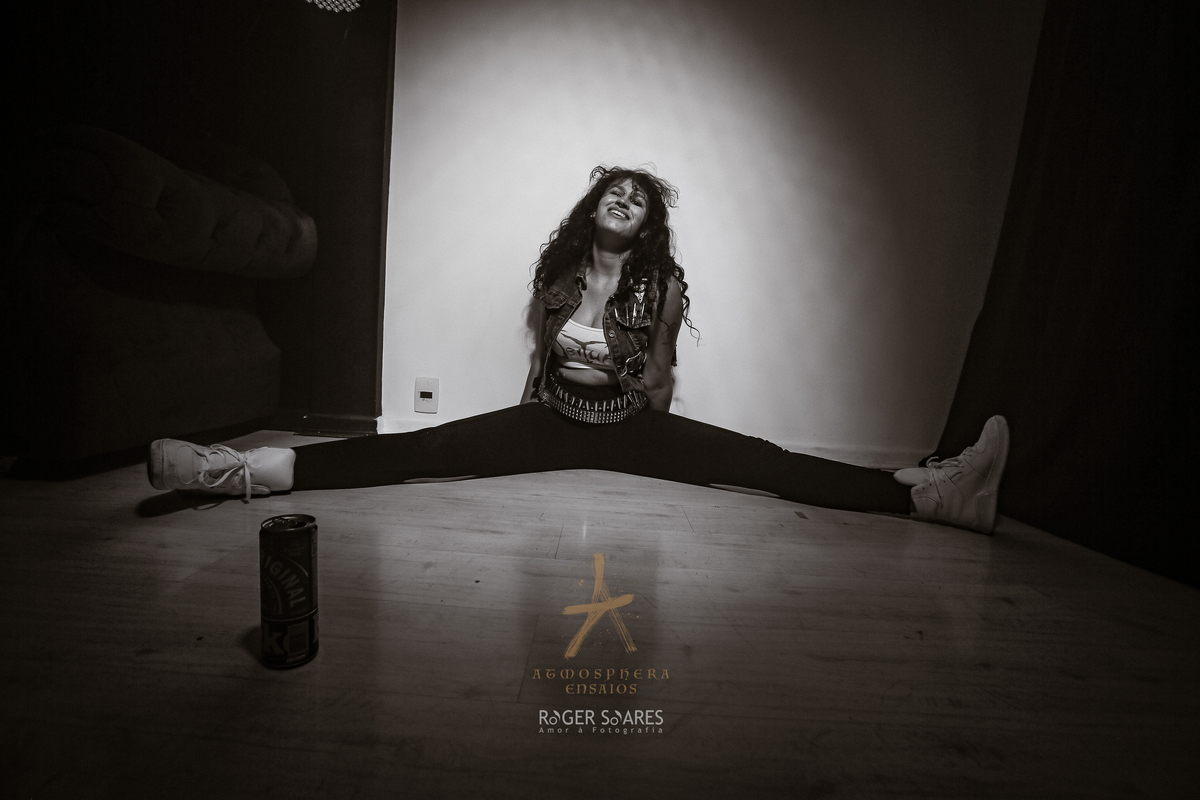 Ensaio underground feminino rock mulher sexy sensual elegante maquiada pole dancer dance retratos fotos em preto e branco calça jeans preta tênis branco sujo bebidas drinks tattoos tatuagem personalidade cinto chão sentada
