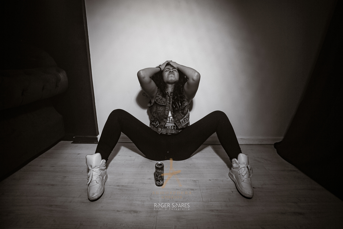 Ensaio underground feminino rock mulher sexy sensual elegante maquiada pole dancer dance retratos fotos em preto e branco calça jeans preta tênis branco sujo bebidas drinks tattoos tatuagem personalidade cinto chão sentada