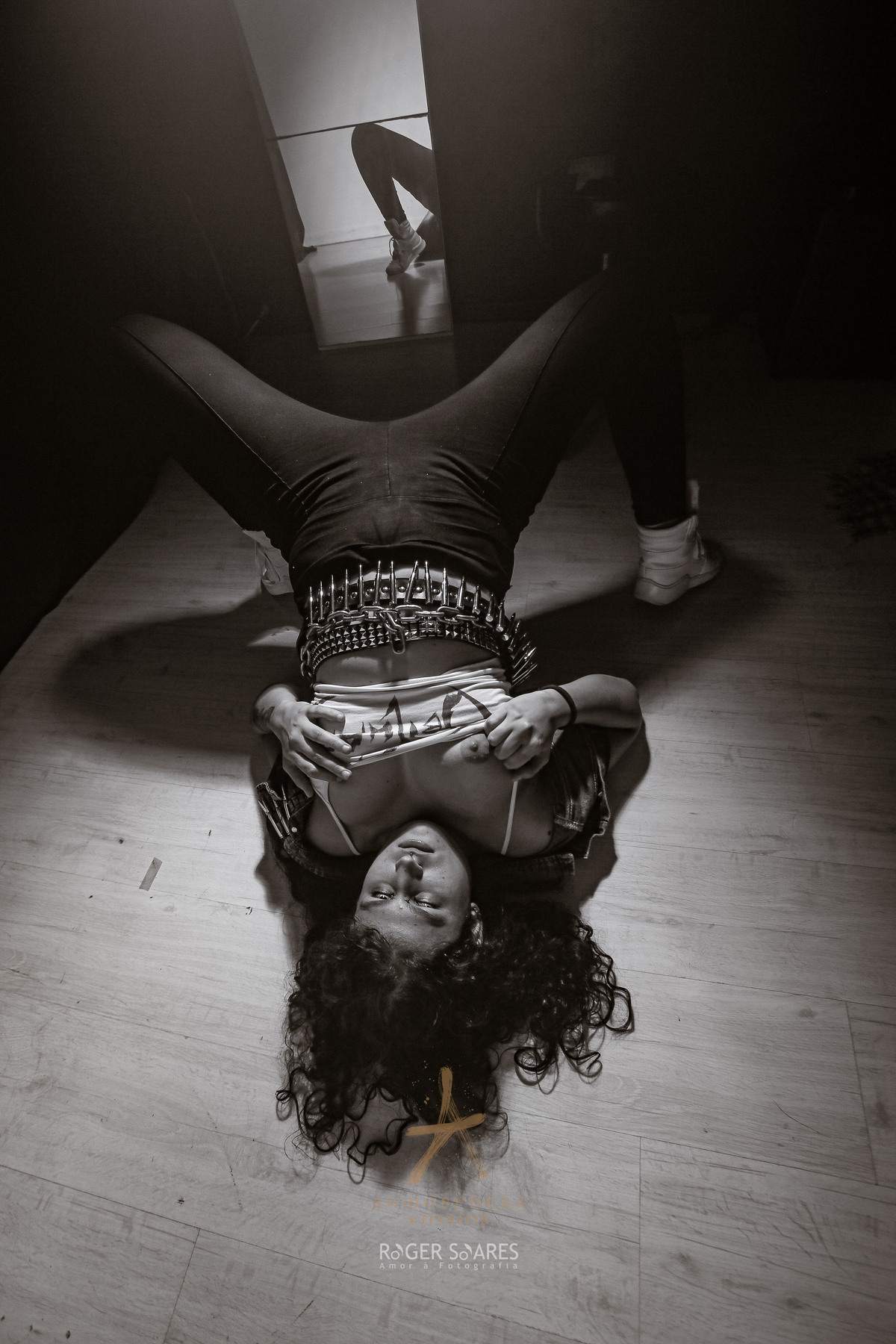 Ensaio underground feminino rock mulher sexy sensual elegante maquiada pole dancer dance retratos fotos em preto e branco calça jeans preta tênis branco sujo bebidas drinks tattoos tatuagem personalidade cinto chão apoiada top blusinha