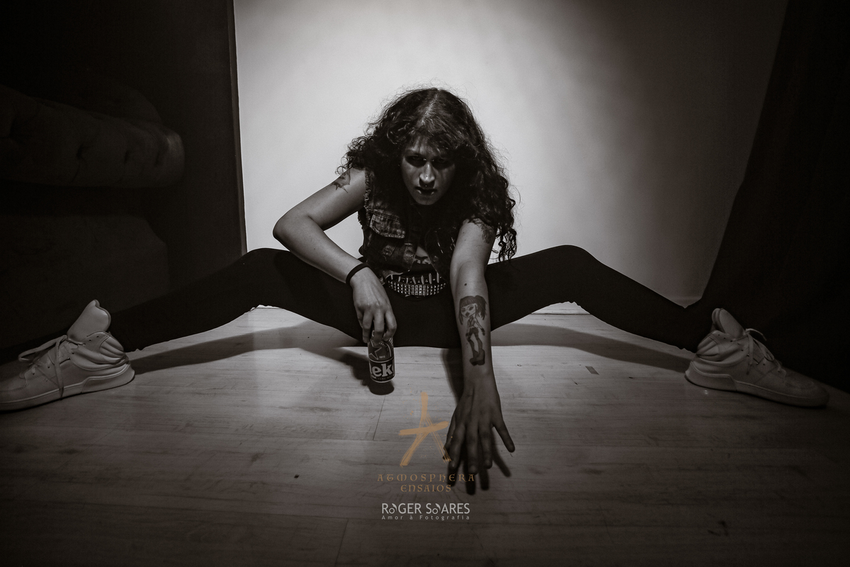 Ensaio underground feminino rock mulher sexy sensual elegante maquiada pole dancer dance retratos fotos em preto e branco calça jeans preta tênis branco sujo bebidas drinks tattoos tatuagem personalidade cinto chão sentada