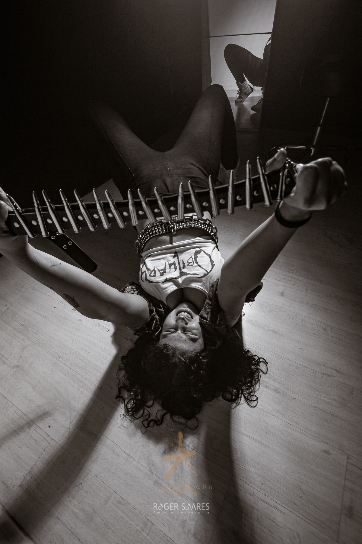 Ensaio underground feminino rock mulher sexy sensual elegante maquiada pole dancer dance retratos fotos em preto e branco calça jeans preta tênis branco sujo bebidas drinks tattoos tatuagem personalidade cinto chão apoiada top blusinha