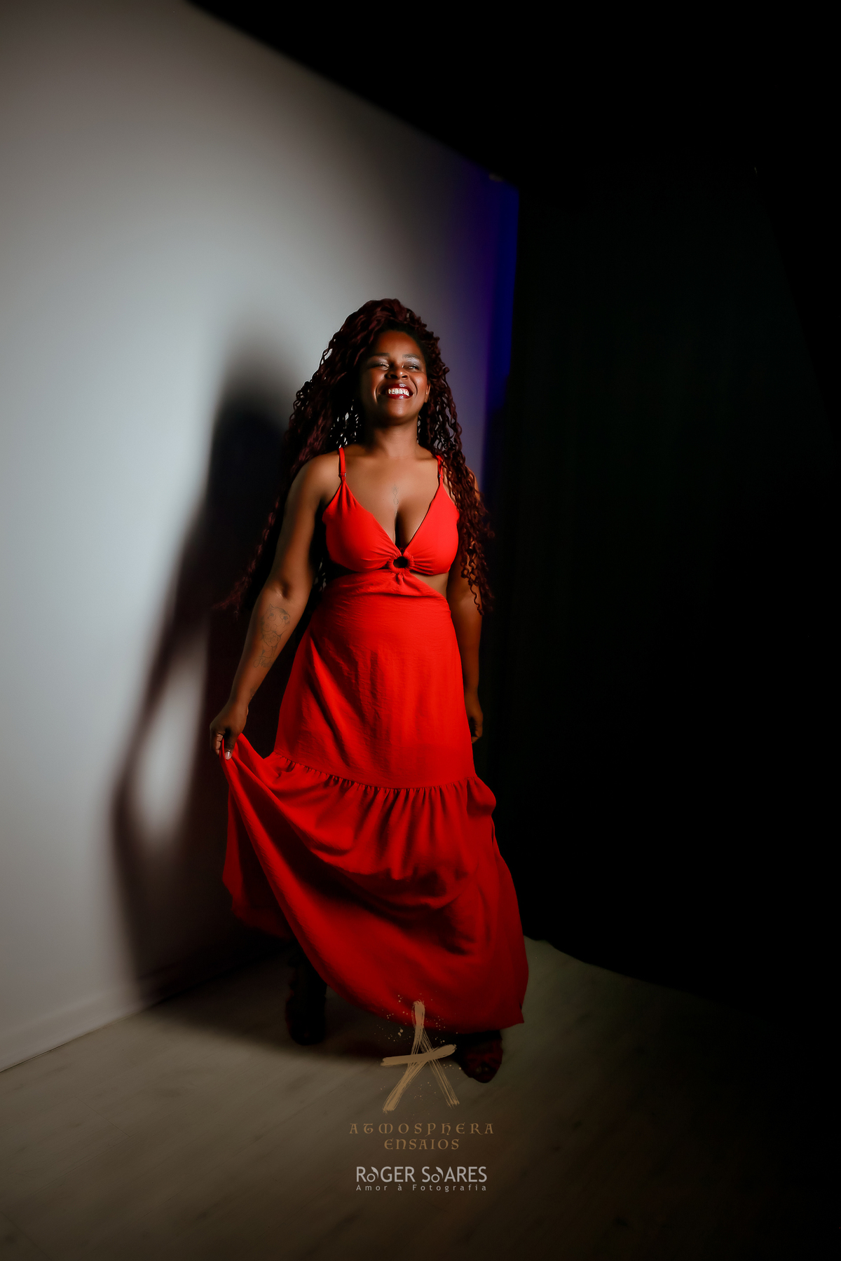 Ensaio Book Fotográfico São Paulo Bela Vista mulher feminino vestido vermelho sensual sensualidade sexy cabelos longos cachos mulher preta negra gostosa estúdio de fotos posando dançando roupa voando esvoaçante 