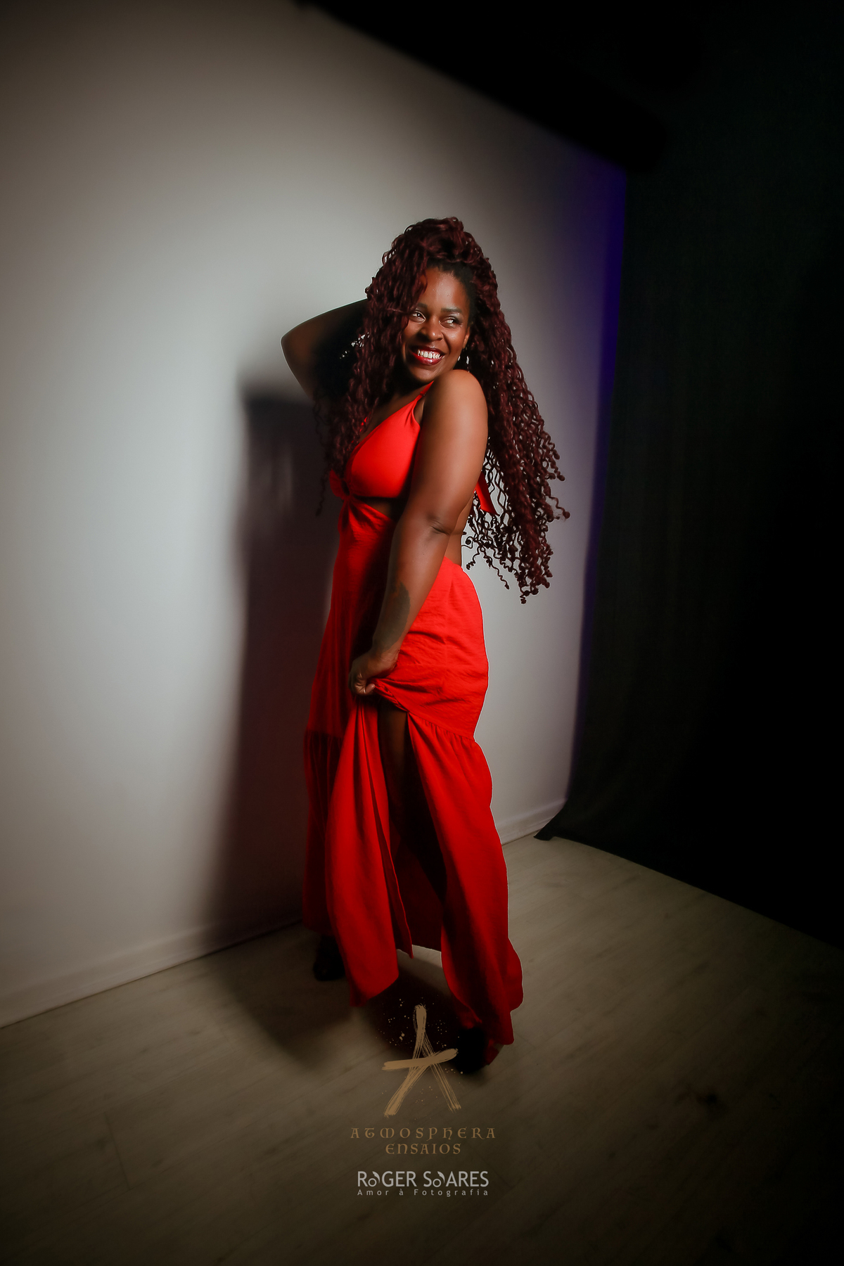 Ensaio Book Fotográfico São Paulo Bela Vista mulher feminino vestido vermelho sensual sensualidade sexy cabelos longos cachos mulher preta negra gostosa estúdio de fotos posando dançando roupa voando esvoaçante 