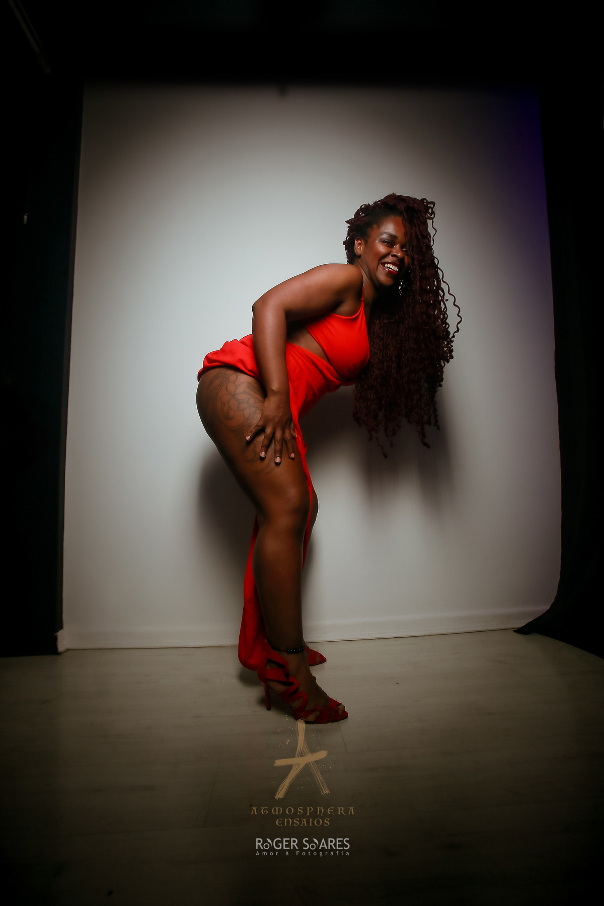 Ensaio Book Fotográfico São Paulo Bela Vista mulher feminino vestido vermelho sensual sensualidade sexy cabelos longos cachos mulher preta negra gostosa estúdio de fotos posando dançando roupa voando esvoaçante 