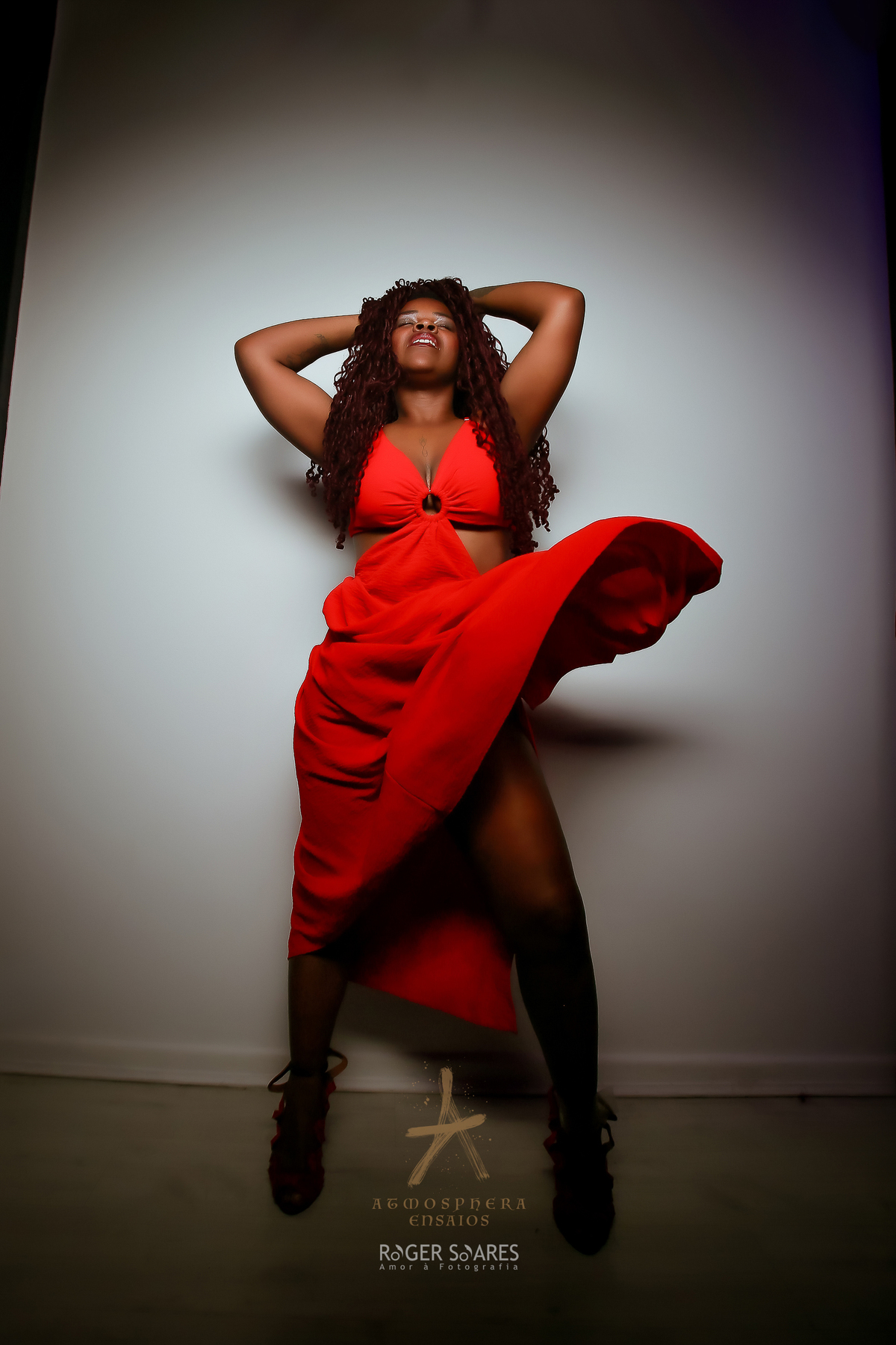 Ensaio Book Fotográfico São Paulo Bela Vista mulher feminino vestido vermelho sensual sensualidade sexy cabelos longos cachos mulher preta negra gostosa estúdio de fotos posando dançando roupa voando esvoaçante 