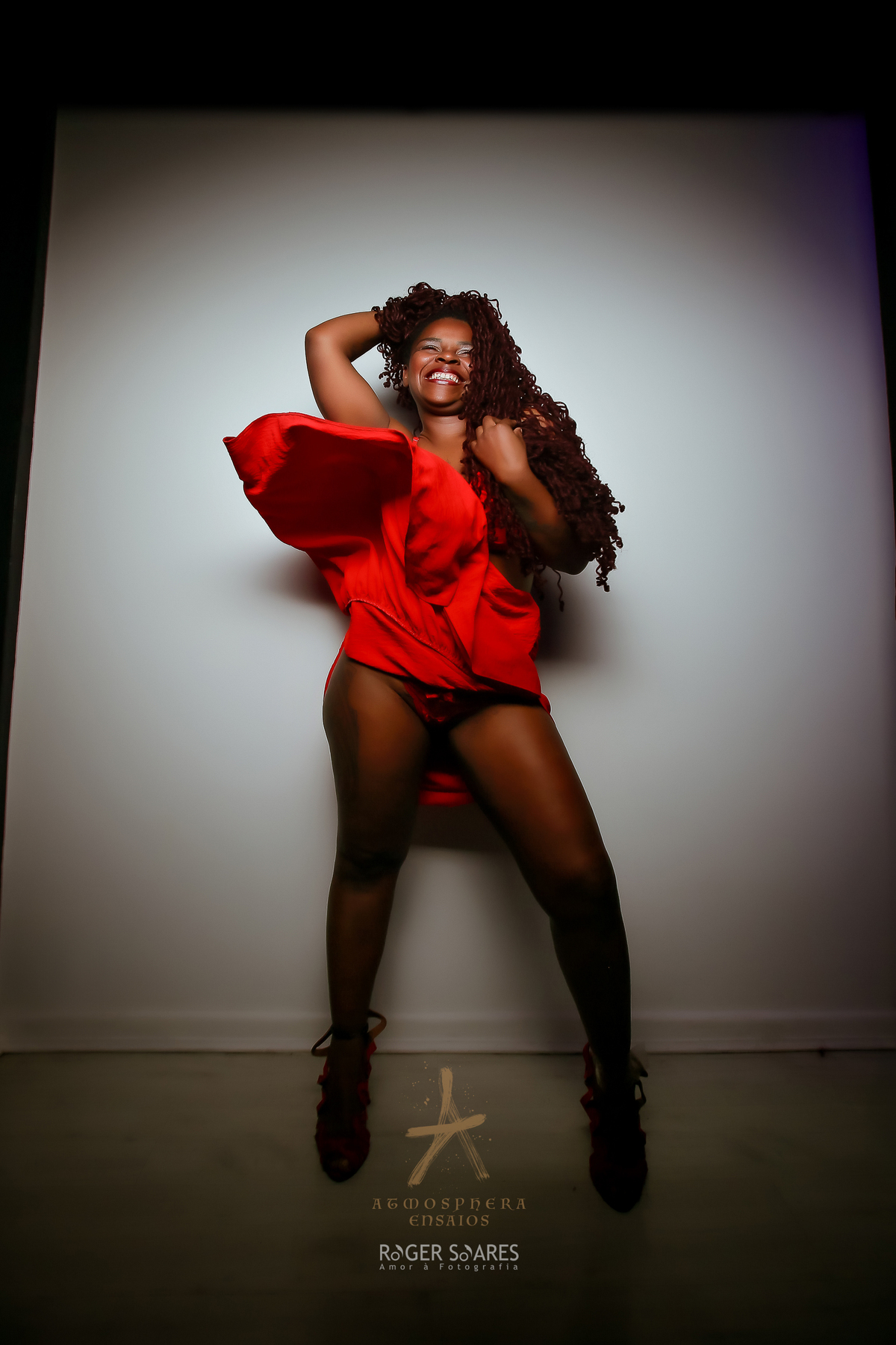 Ensaio Book Fotográfico São Paulo Bela Vista mulher feminino vestido vermelho sensual sensualidade sexy cabelos longos cachos mulher preta negra gostosa estúdio de fotos posando dançando roupa voando esvoaçante 