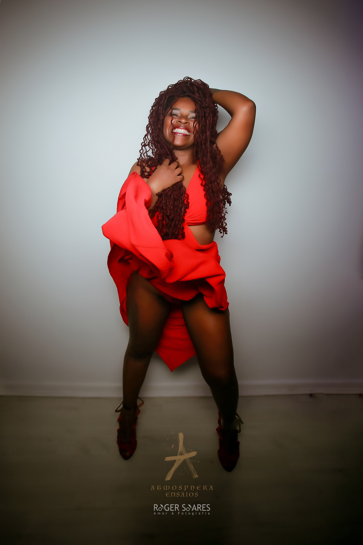 Ensaio Book Fotográfico São Paulo Bela Vista mulher feminino vestido vermelho sensual sensualidade sexy cabelos longos cachos mulher preta negra gostosa estúdio de fotos posando dançando roupa voando esvoaçante 