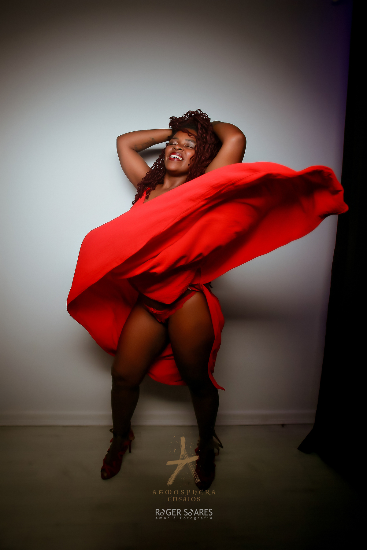 Ensaio Book Fotográfico São Paulo Bela Vista mulher feminino vestido vermelho sensual sensualidade sexy cabelos longos cachos mulher preta negra gostosa estúdio de fotos posando dançando roupa voando esvoaçante 