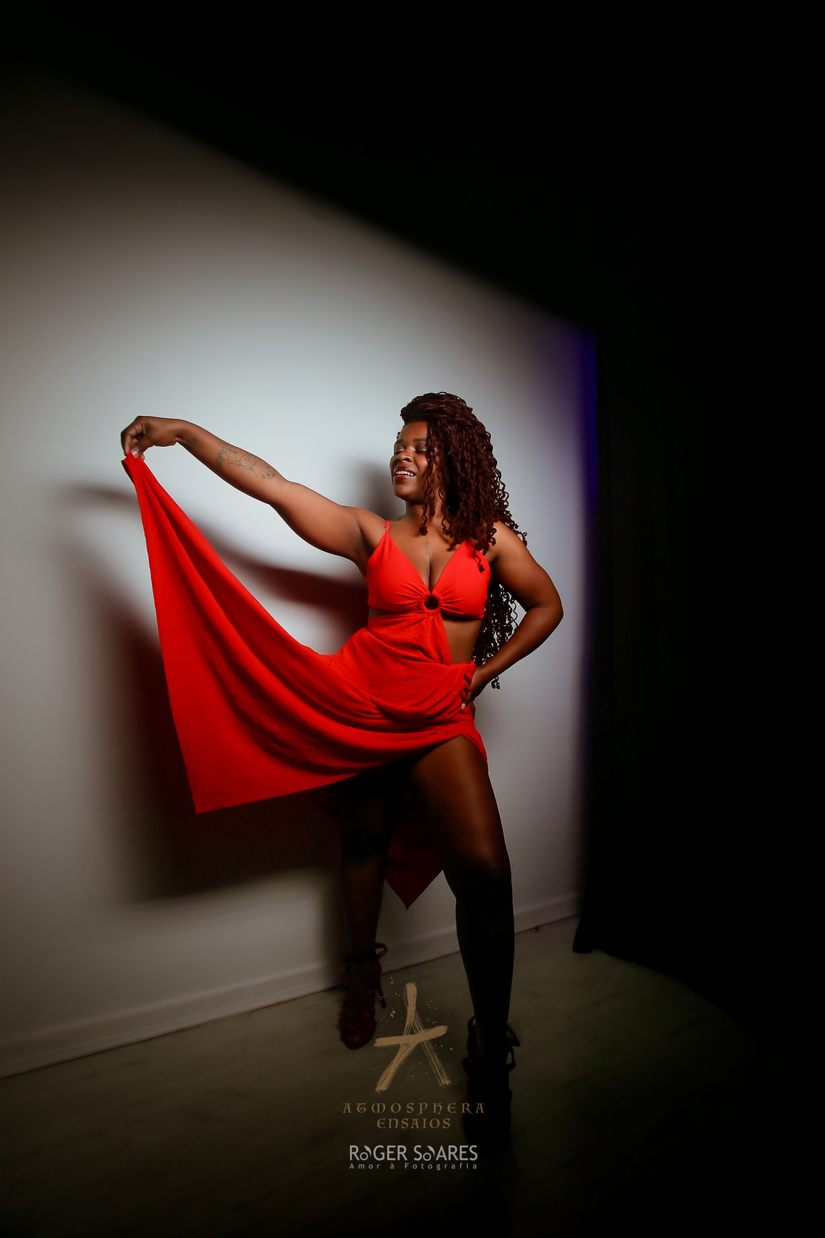 Ensaio Book Fotográfico São Paulo Bela Vista mulher feminino vestido vermelho sensual sensualidade sexy cabelos longos cachos mulher preta negra gostosa estúdio de fotos posando dançando roupa voando esvoaçante 