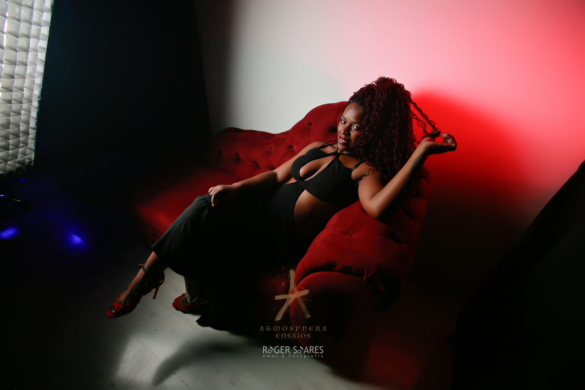Ensaio Book Fotográfico São Paulo Bela Vista mulher feminino vestido vermelho sensual sensualidade sexy cabelos longos cachos mulher preta negra gostosa estúdio de fotos posando sentada look preto maquiagem make pernas nuas