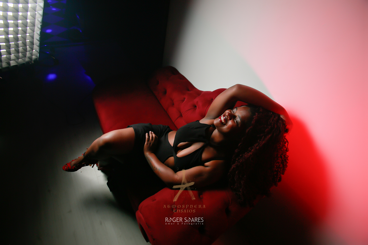 Ensaio Book Fotográfico São Paulo Bela Vista mulher feminino vestido vermelho sensual sensualidade sexy cabelos longos cachos mulher preta negra gostosa estúdio de fotos posando sentada look preto maquiagem make pernas nuas