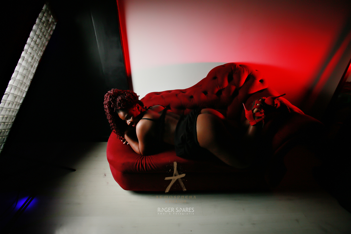 Ensaio Book Fotográfico São Paulo Bela Vista mulher feminino vestido vermelho sensual sensualidade sexy cabelos longos cachos mulher preta negra gostosa estúdio de fotos posando sentada look preto maquiagem make pernas bumbum nuas