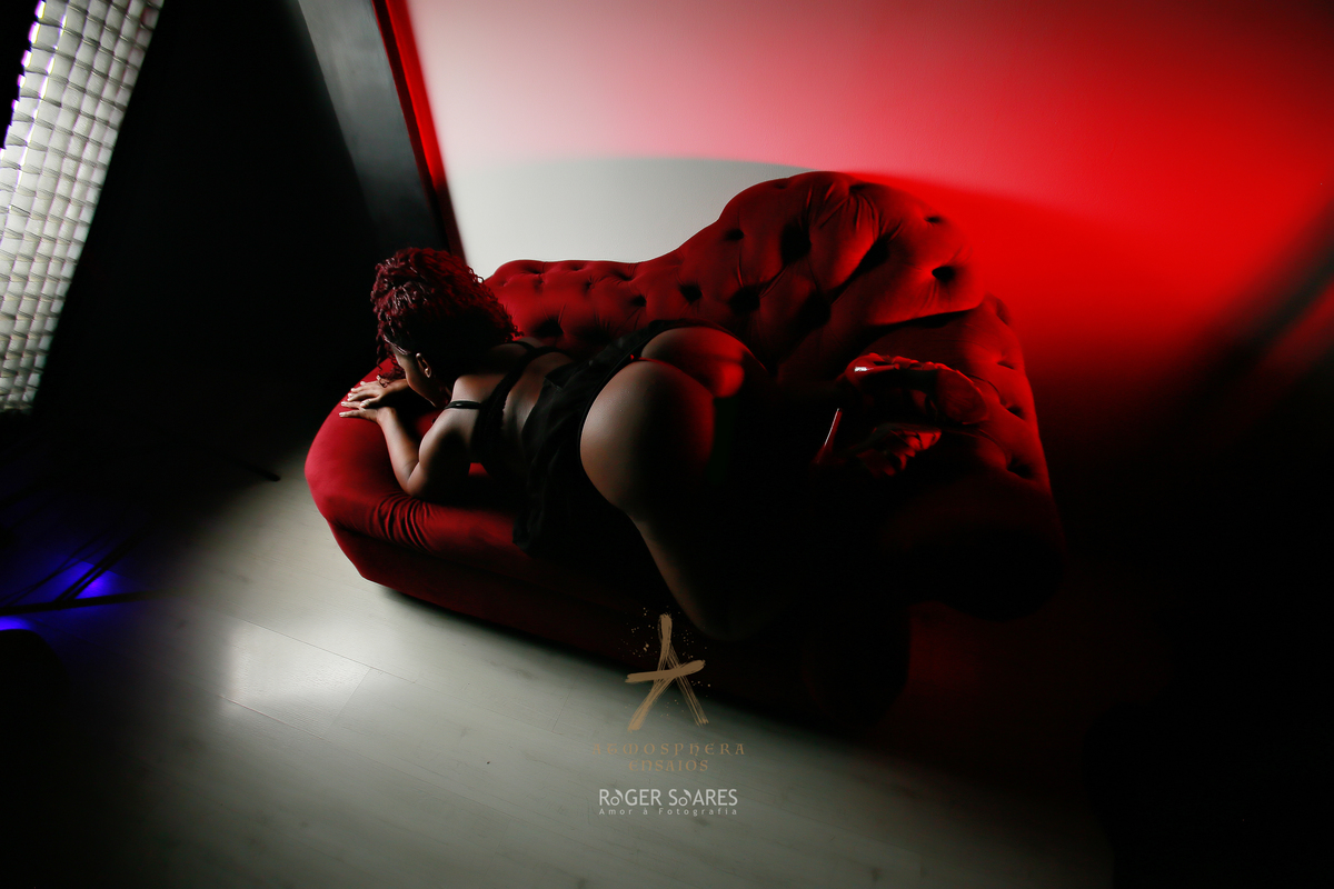 Ensaio Book Fotográfico São Paulo Bela Vista mulher feminino vestido vermelho sensual sensualidade sexy cabelos longos cachos mulher preta negra gostosa estúdio de fotos posando sentada look preto maquiagem make pernas bumbum nuas