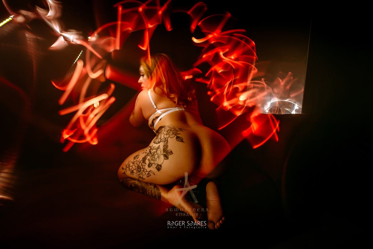 modelo mulher branca vestido transparente sensual sexy estúdio book fotografico ensaio tatuagens tattoo colar cabelo cacheado maquiagem makeup pernas bumbum sensualidade ousadia nua nudez bumbum pernas preto e branco efeito lightpaint