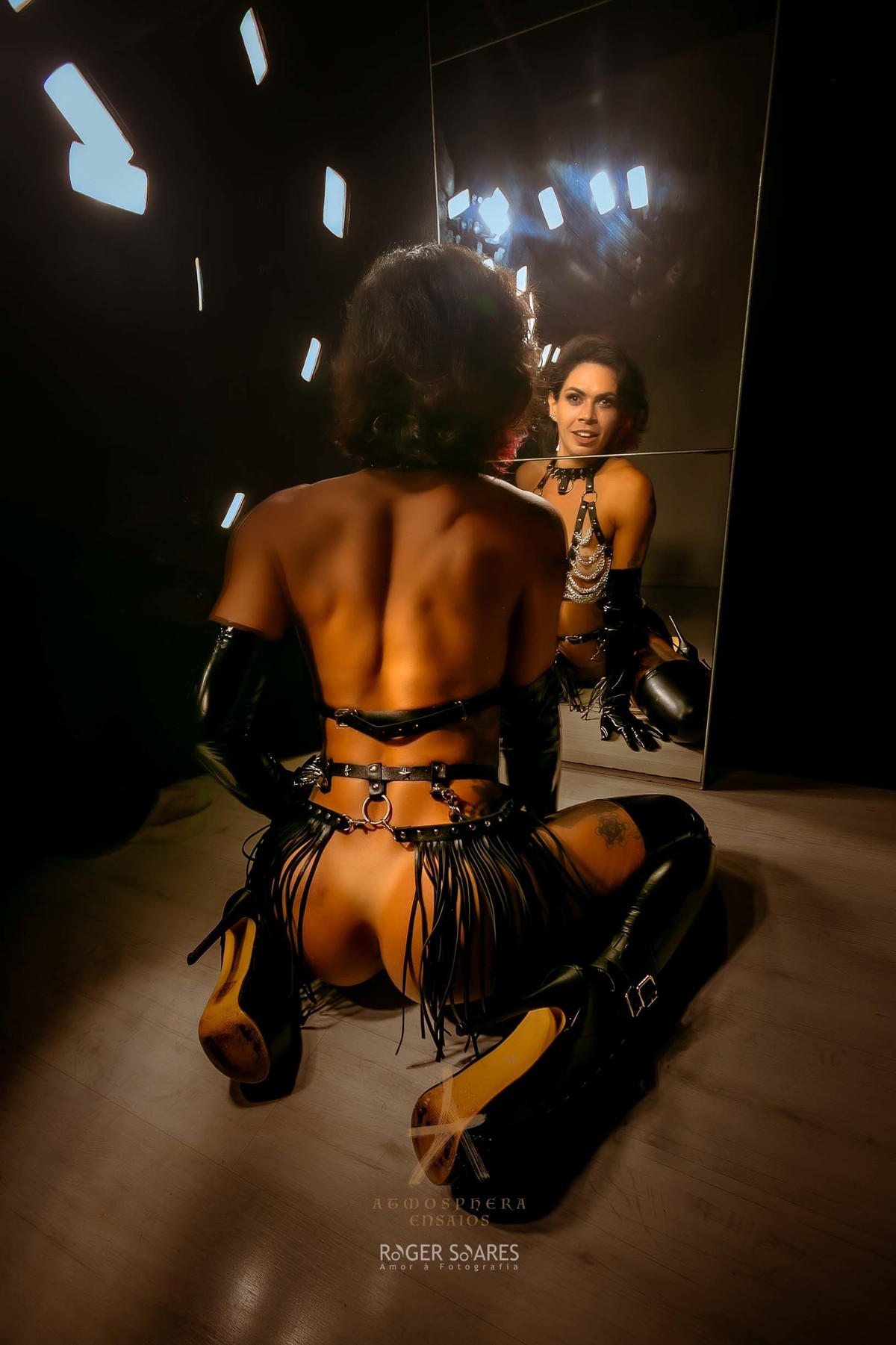 Fotografia de fantasia e desejo, ensaio fotográfico intimista, transformação e metamorfose na foto, sensualidade e contraste, fotografia que desperta sensações, arte intimista feminina, expressão dos desejos na fotografia, ensaio sensual profissional.