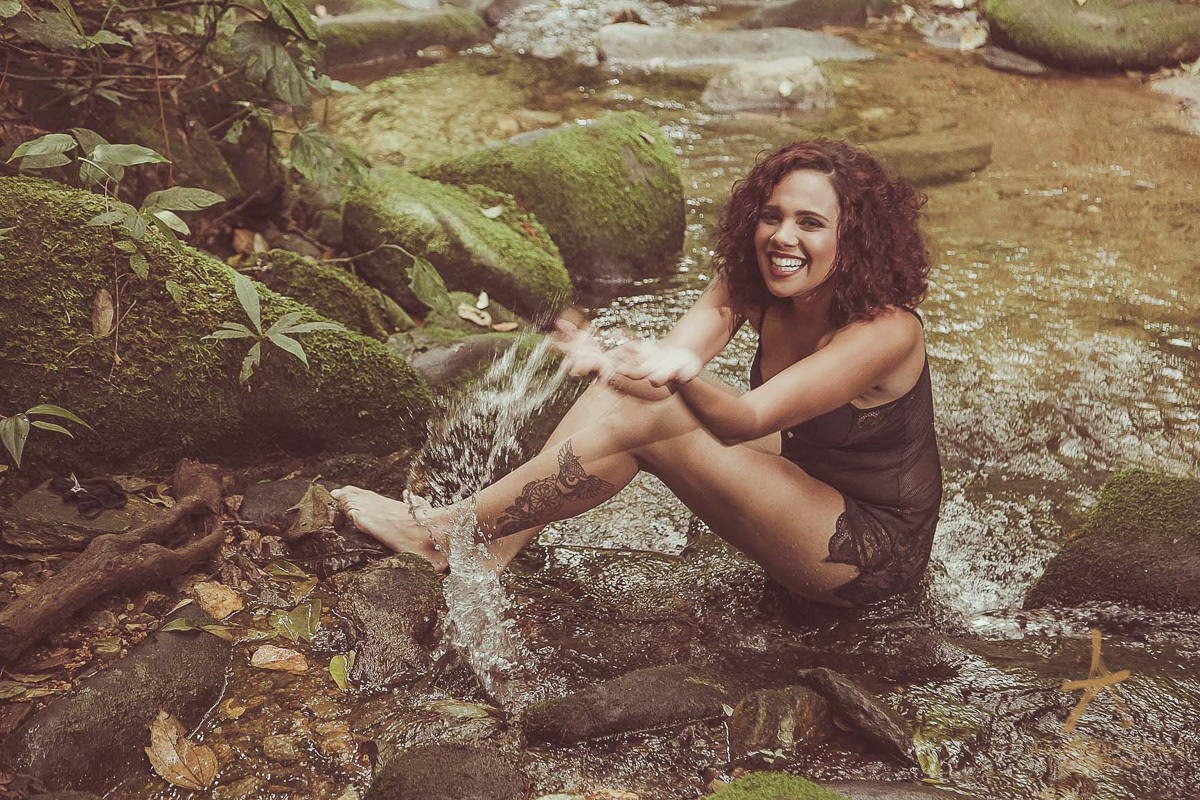 Ensaio Sensual Paranapiacaba São Paulo Feminino Sexy Linda Retrato Natureza 
 Book Externo Auto Estima cabelos cacheados sorriso boudoir alegria boa baton sensualidade luz mata verde natural brincadeira água alegre brincadeira