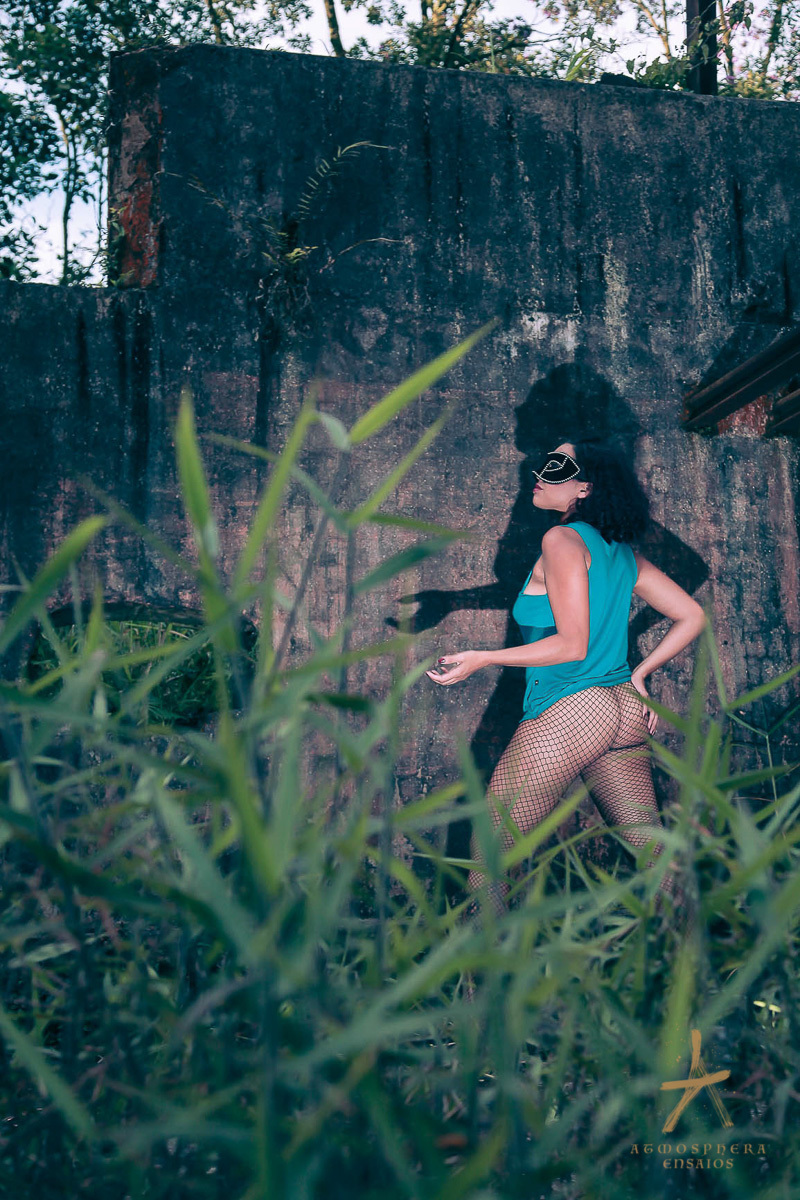 Ensaio Sensual Paranapiacaba São Paulo Feminino Sexy Linda Retrato Natureza 
 Book Externo Auto Estima cabelos cacheados sorriso boudoir alegria boa baton sensualidade luz mata verde natural casa abandonada antiga velha ruínas mato porão antigo velho