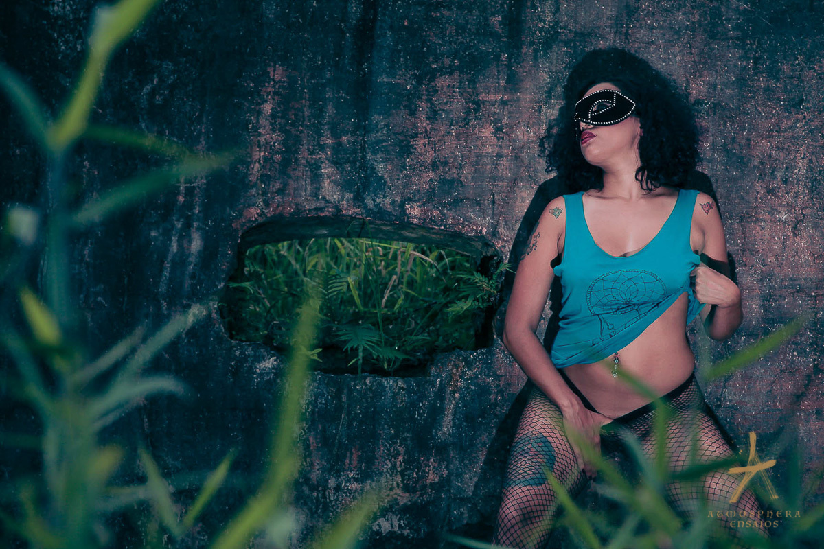 Ensaio Sensual Paranapiacaba São Paulo Feminino Sexy Linda Retrato Natureza 
 Book Externo Auto Estima cabelos cacheados sorriso boudoir alegria boa baton sensualidade luz mata verde natural casa abandonada antiga velha ruínas mato porão antigo mascara