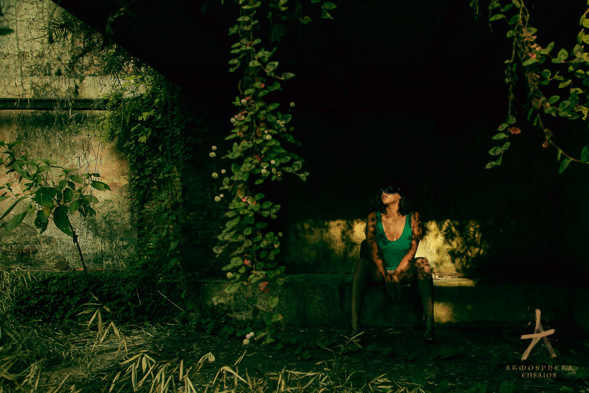 Ensaio Sensual Paranapiacaba São Paulo Feminino Sexy Linda Retrato Natureza 
 Book Externo Auto Estima cabelos cacheados sorriso boudoir alegria boa baton sensualidade luz mata verde natural casa abandonada antiga velha ruínas mato porão antigo sombra