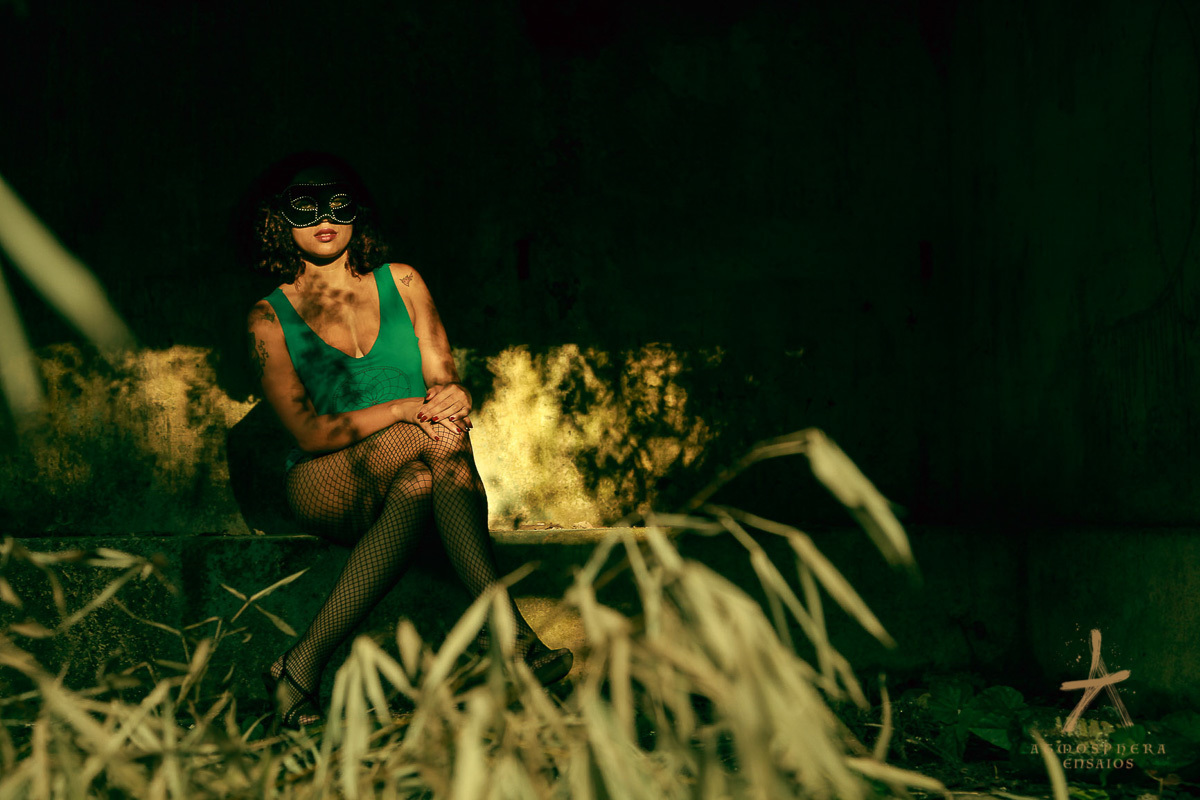 Ensaio Sensual Paranapiacaba São Paulo Feminino Sexy Linda Retrato Natureza 
 Book Externo Auto Estima cabelos cacheados sorriso boudoir alegria boa baton sensualidade luz mata verde natural casa abandonada antiga velha ruínas mato porão antigo mascara