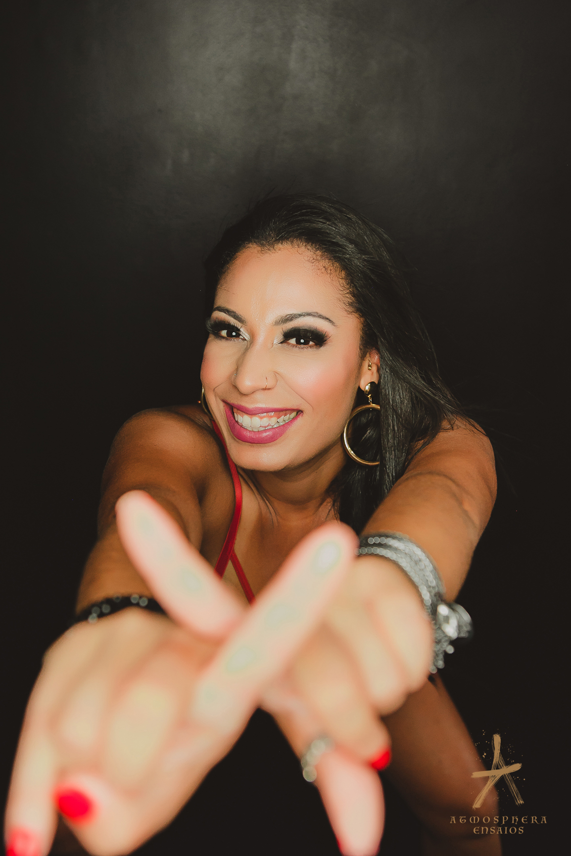 Ensaio Sensual Estúdio Fotográfico Atmosphera Ensaios Mulher Brasileira Book Feminino Boudoir Sensualidade Camisa Masculina Makeup Maquiagem Sexy Linda Morena Bombom em pé pose bumbum pernas coxas espelho reflexo retratos verdadeiros feliz natural