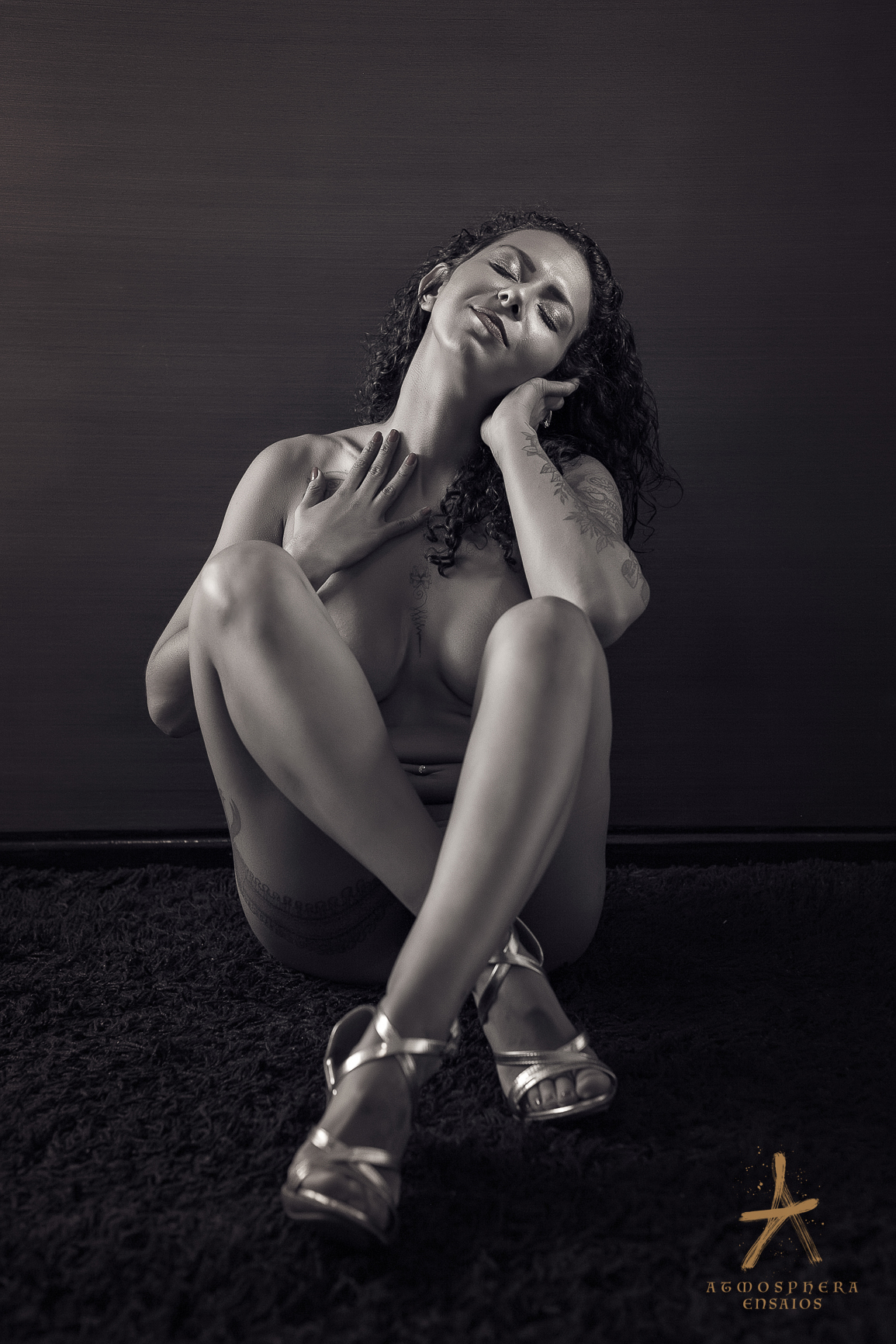 ensaio feminino sensual lingerie morena cabelos maquiagem são paulo book boudoir estúdio fotográfico casual calcinha sexy empoderada mulher verdadeira real sensualidade corpo nu artístico poses fotógrafo profissional carinho afeto amor toques pb