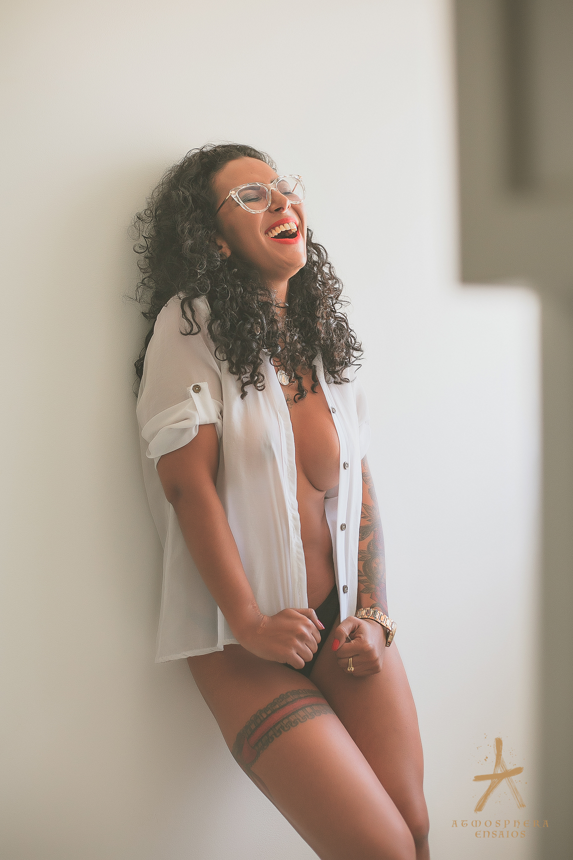 ensaio feminino sensual lingerie morena cabelos maquiagem são paulo book boudoir estúdio fotográfico casual calcinha sexy empoderada mulher verdadeira real sensualidade corpo nu artístico poses fotógrafo profissional sorriso alegria felicidade