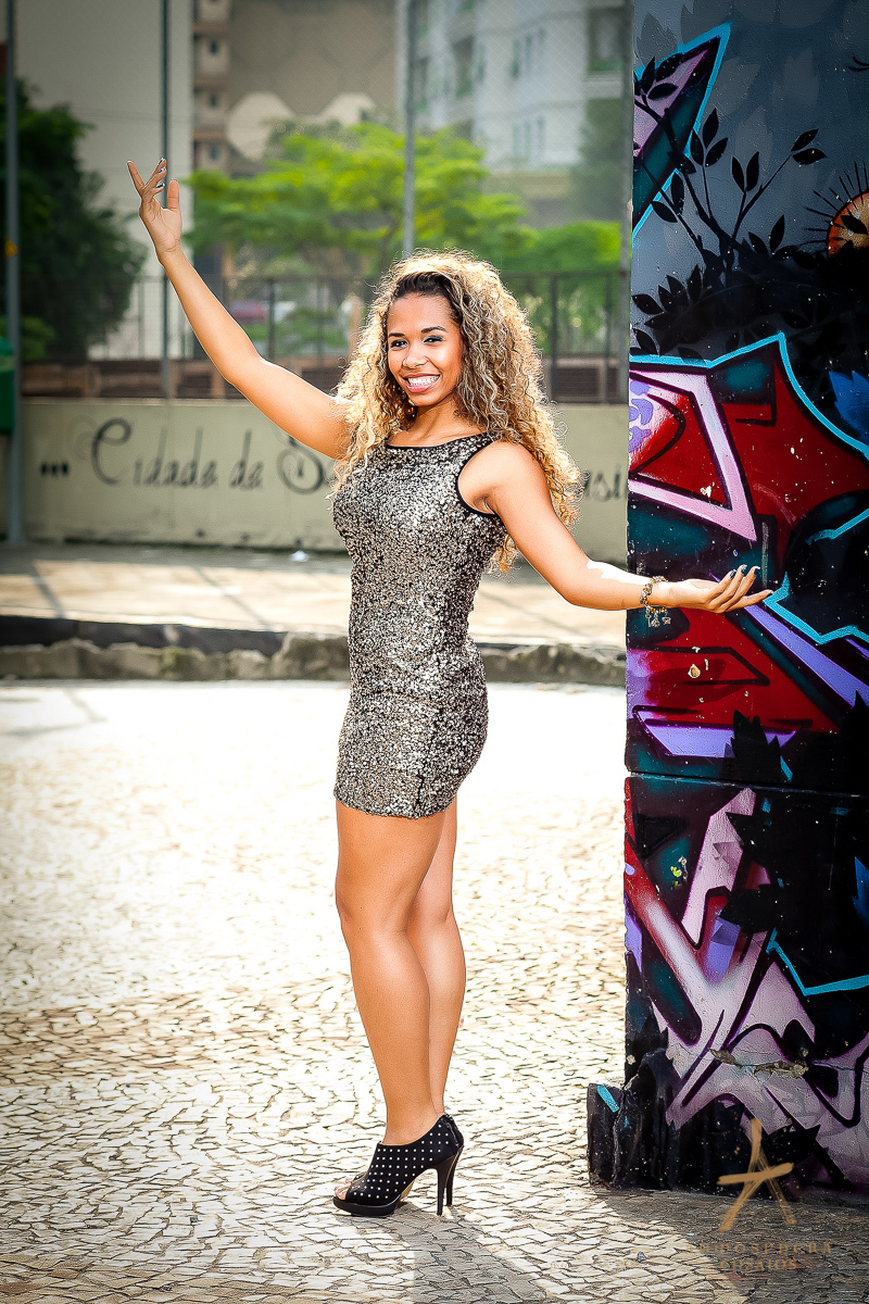 dancarina bailarina negra samba passalera carnaval sp ensaio book fotografico externo mulher brasileira linda sorriso alegria estúdio fotos fotografia feminina rua avenida centro de são paulo produção poses dança
