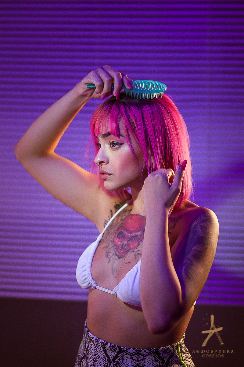 ensaio feminino sensual lingerie morena cabelos maquiagem são paulo book boudoir estúdio fotográfico casual calcinha sexy empoderada mulher verdadeira real sensualidade corpo nu artístico poses fotógrafo profissional body penteando os cabelos
