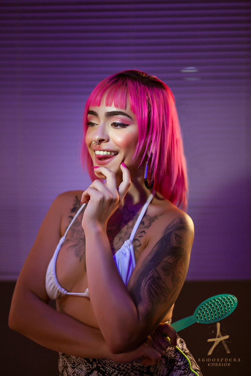 ensaio feminino sensual lingerie morena cabelos maquiagem são paulo book boudoir estúdio fotográfico casual calcinha sexy empoderada mulher verdadeira real sensualidade corpo nu artístico poses fotógrafo profissional body fazendo biquinho careta brincando