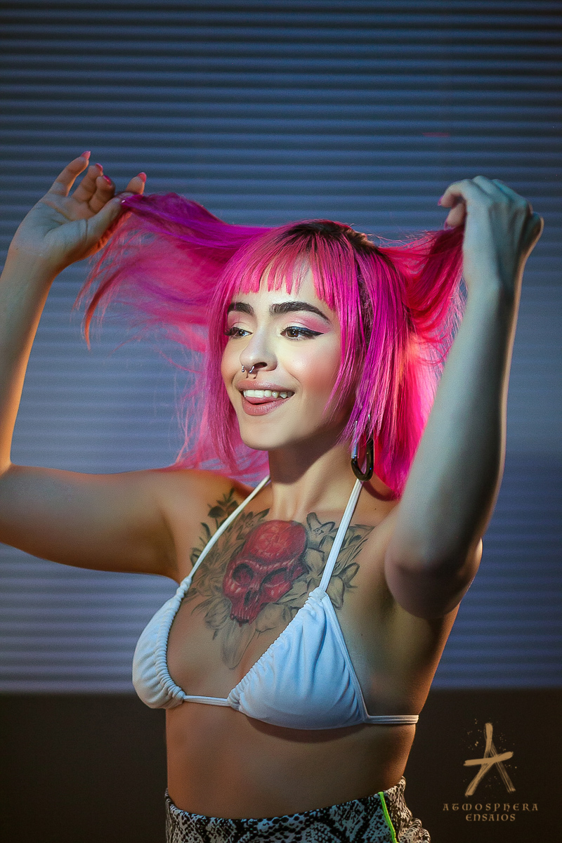 ensaio feminino sensual lingerie morena cabelos maquiagem são paulo book boudoir estúdio fotográfico casual calcinha sexy empoderada mulher verdadeira real sensualidade corpo nu artístico poses fotógrafo profissional body mexendo nos cabelos brincando