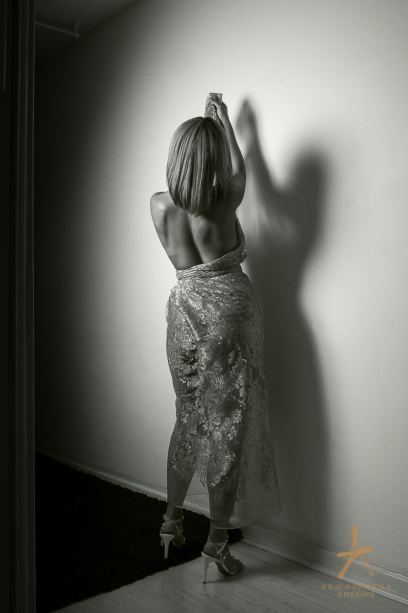 ensaio feminino sensual lingerie morena cabelos maquiagem são paulo book boudoir estúdio fotográfico casual calcinha sexy empoderada mulher verdadeira real sensualidade corpo nu artístico poses fotógrafo profissional body de costas preto e branco fine art