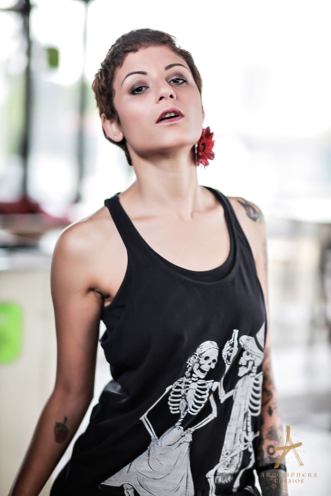 la em cimabar saia moda mulher girl ensaio fotografico feminino externo locação são paulo pinheiros look fashion branca flores rosa tattoo cabelos coloridos vermelho carão olhar forte