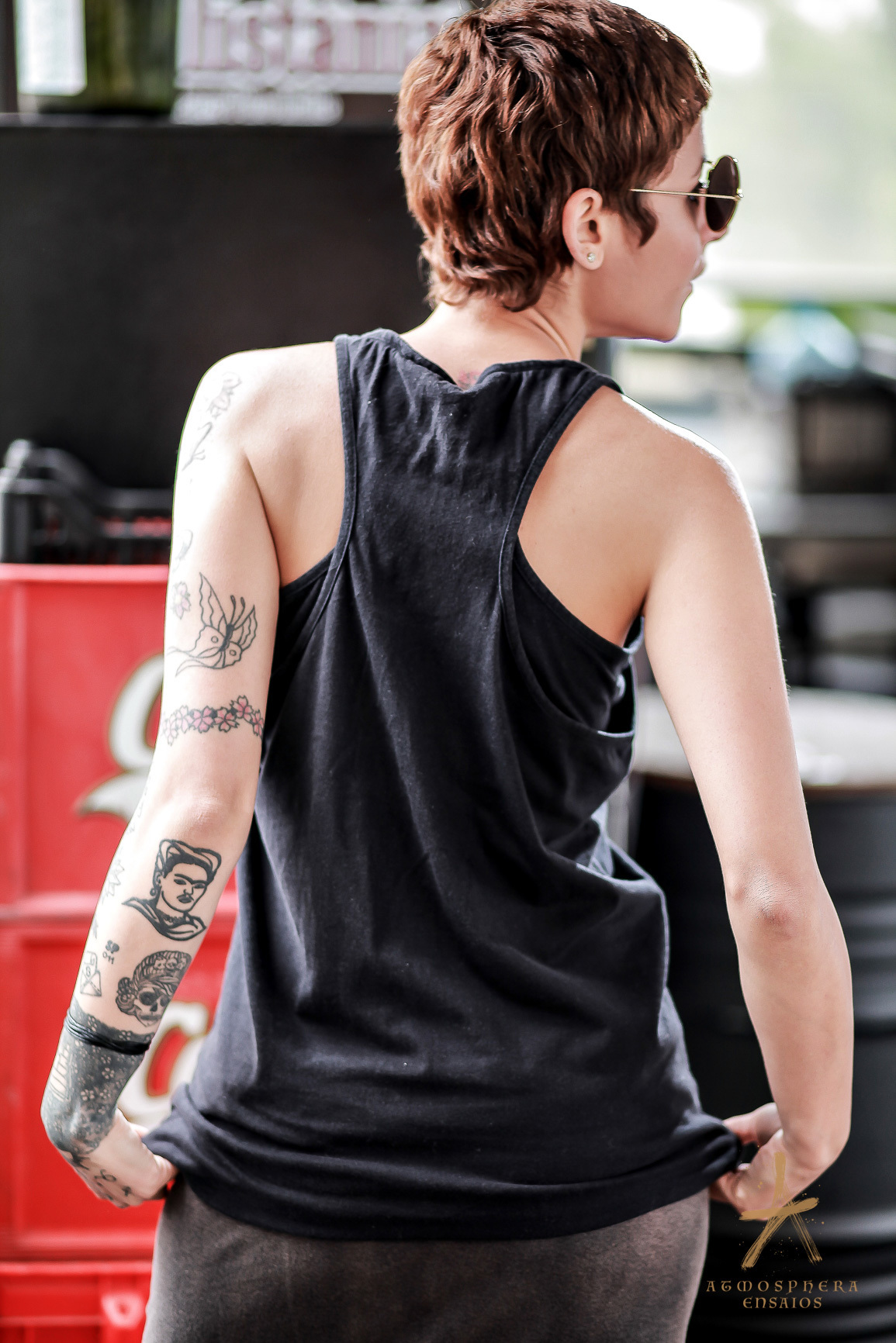 la em cimabar saia moda mulher girl ensaio fotografico feminino externo locação são paulo pinheiros look fashion branca flores rosa tattoo cabelos coloridos vermelho costas nuas