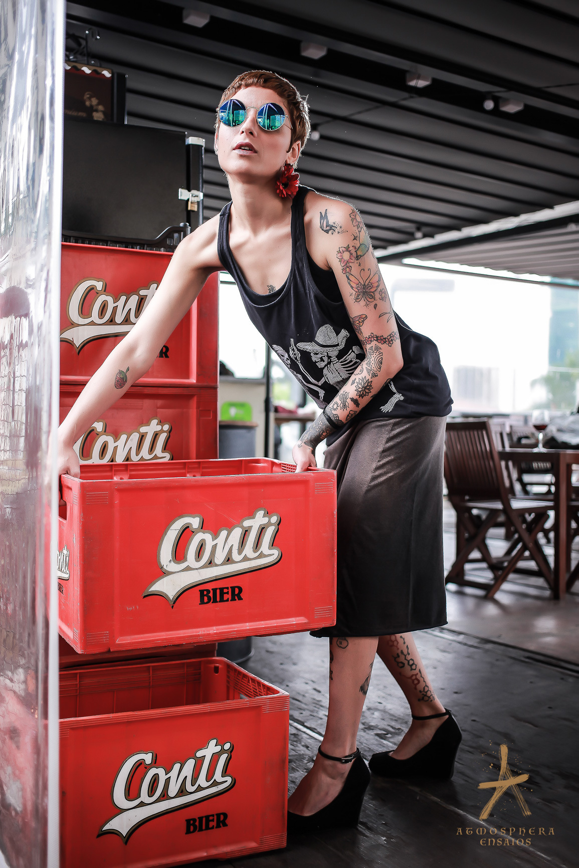 la em cimabar saia moda mulher girl ensaio fotografico feminino externo locação são paulo pinheiros look fashion branca flores rosa tattoo cabelos coloridos vermelho encarada