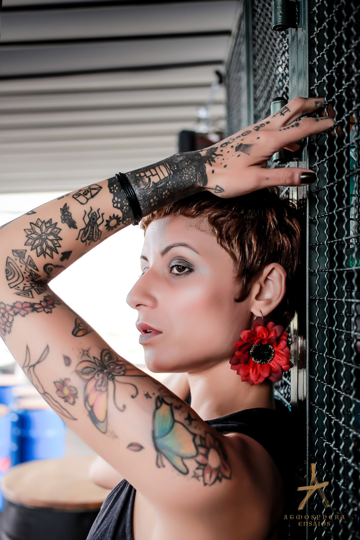 la em cimabar saia moda mulher girl ensaio fotografico feminino externo locação são paulo pinheiros look fashion branca flores rosa tattoo cabelos coloridos vermelho expressão olhar forte