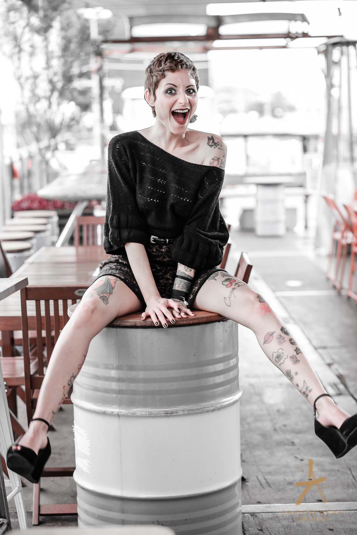 la em cimabar saia moda mulher girl ensaio fotografico feminino externo locação são paulo pinheiros look fashion branca flores rosa tattoo cabelos coloridos vermelho diversão alegre energia