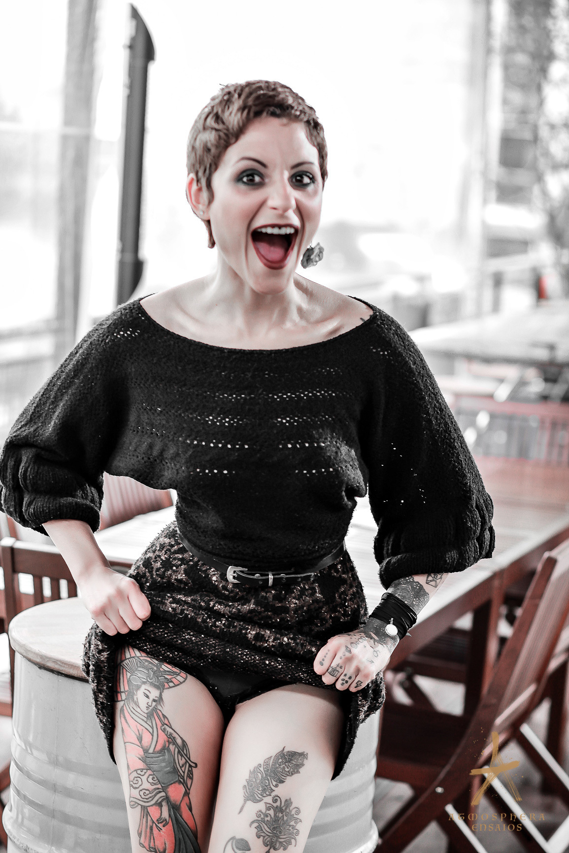 la em cimabar saia moda mulher girl ensaio fotografico feminino externo locação são paulo pinheiros look fashion branca flores rosa tattoo cabelos coloridos vermelho gargalhada sorrisos largos alegre