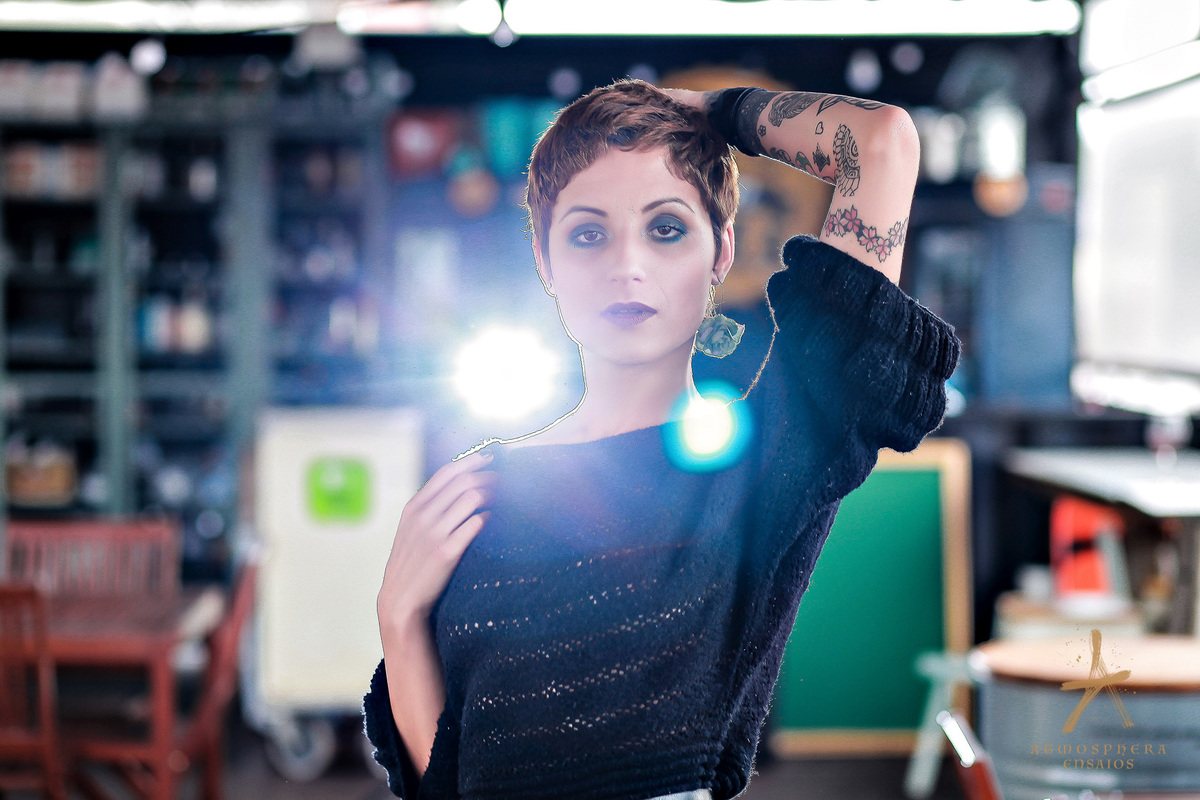 la em cimabar saia moda mulher girl ensaio fotografico feminino externo locação são paulo pinheiros look fashion branca flores rosa tattoo cabelos coloridos vermelho encarada sensual braços cruzados