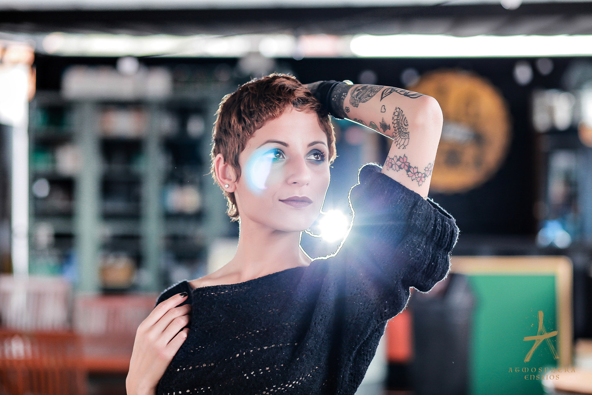 la em cimabar saia moda mulher girl ensaio fotografico feminino externo locação são paulo pinheiros look fashion branca flores rosa tattoo cabelos coloridos vermelho encarada sensual braços cruzados serena calma tranquila