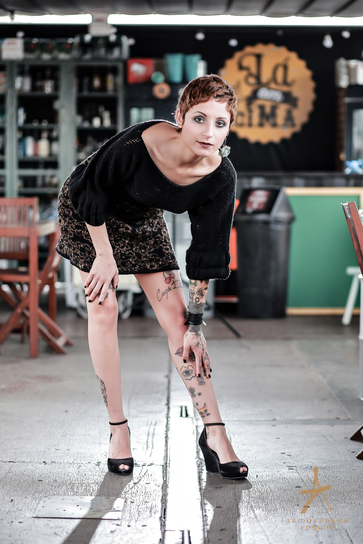 la em cimabar saia moda mulher girl ensaio fotografico feminino externo locação são paulo pinheiros look fashion branca flores rosa tattoo cabelos coloridos vermelho encarada sensual em pé abaixada plena poderosa