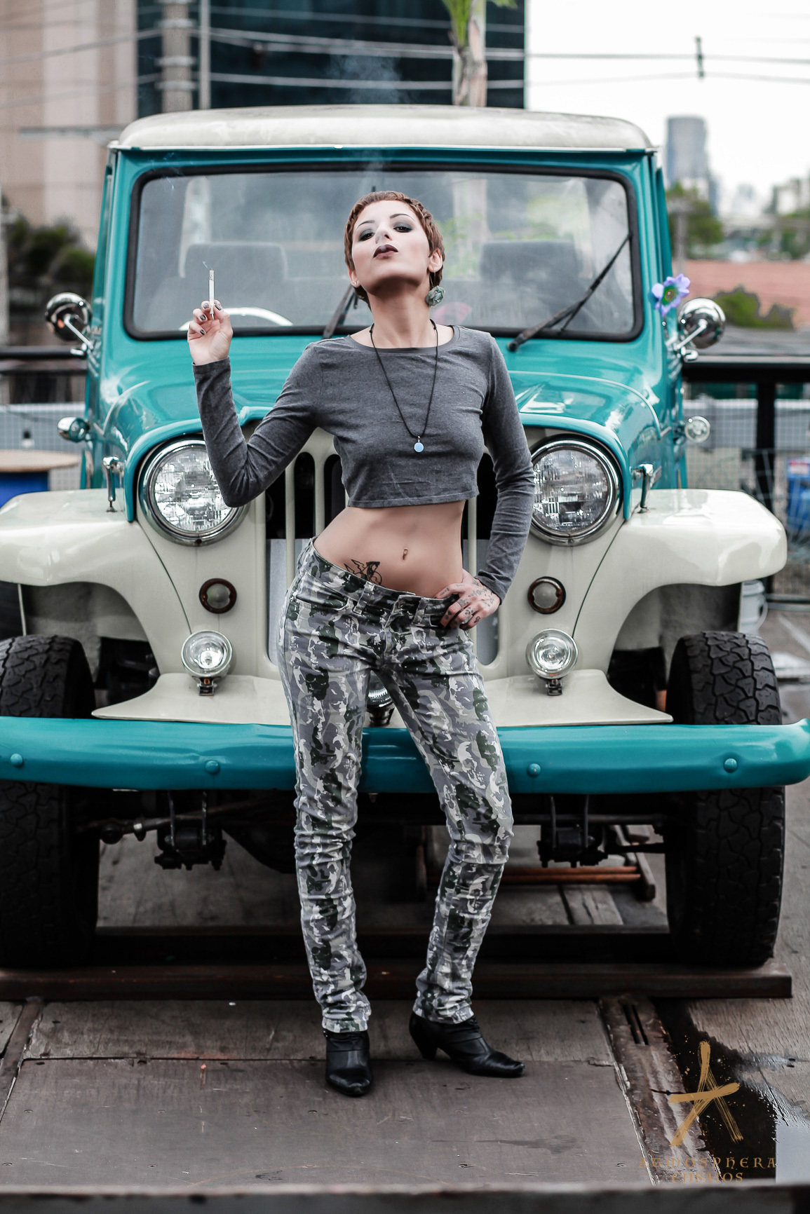 la em cimabar saia moda mulher girl ensaio fotografico feminino externo locação são paulo pinheiros look fashion branca flores rosa tattoo cabelos coloridos vermelho encarada sensual braços altos la em cima bar jeep willys classico cigarro fumando