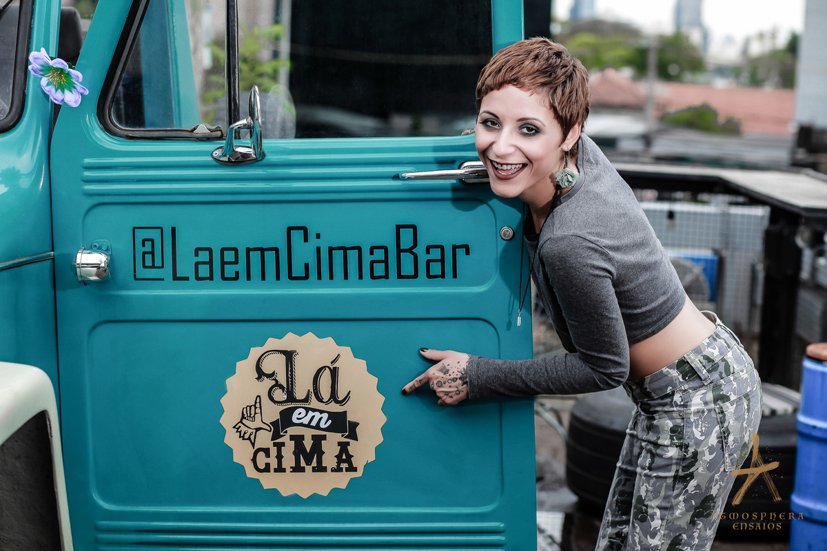 la em cimabar saia moda mulher girl ensaio fotografico feminino externo locação são paulo pinheiros look fashion branca flores rosa tattoo cabelos coloridos vermelho encarada sensual  la em cima bar jeep antigo porta pintada adesivo logomarca