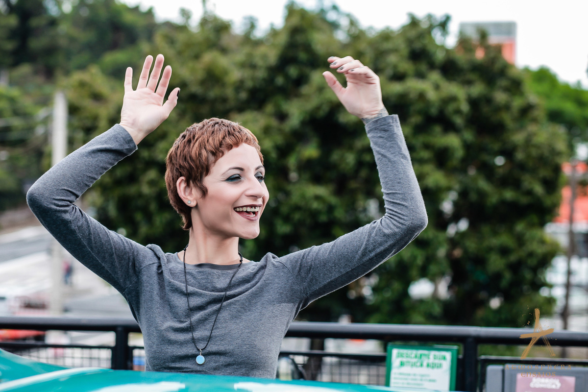 la em cimabar saia moda mulher girl ensaio fotografico feminino externo locação são paulo pinheiros look fashion branca flores rosa tattoo cabelos coloridos vermelho encarada sensual braços 