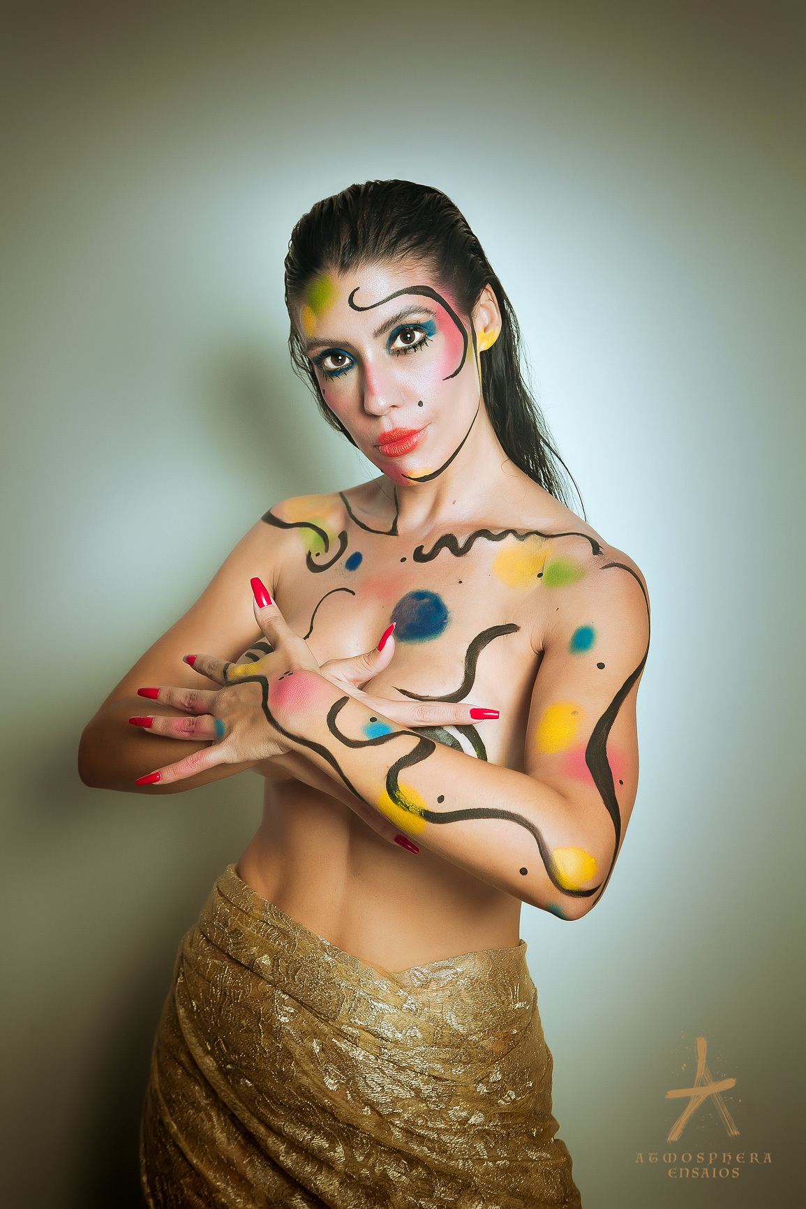 projeto ensaio book nu artístico modelos de nu pintura corporal elisa paz iamonike cabelos longos branca negra parda mulher brasileira natural naturismo naturalidade sensualidade sexy boudoir arte body painting magia das cores  braços cruzados